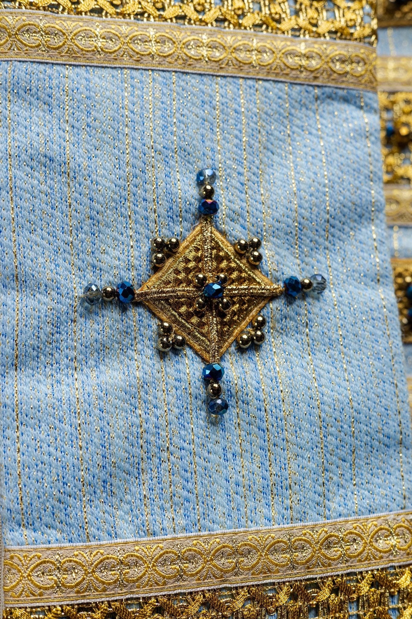 Chasuble faite à la main avec des pierres naturelles Fait à la main 7004 HM/7004/05/95 - CHASUBLES.FR