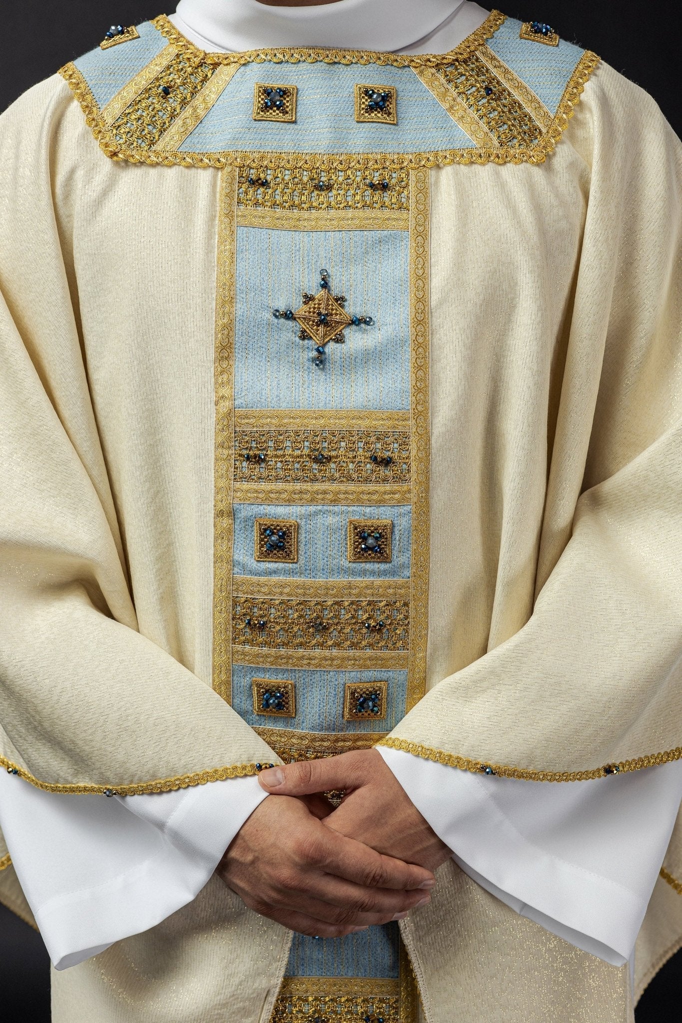 Chasuble faite à la main avec des pierres naturelles Fait à la main 7004 HM/7004/05/95 - CHASUBLES.FR