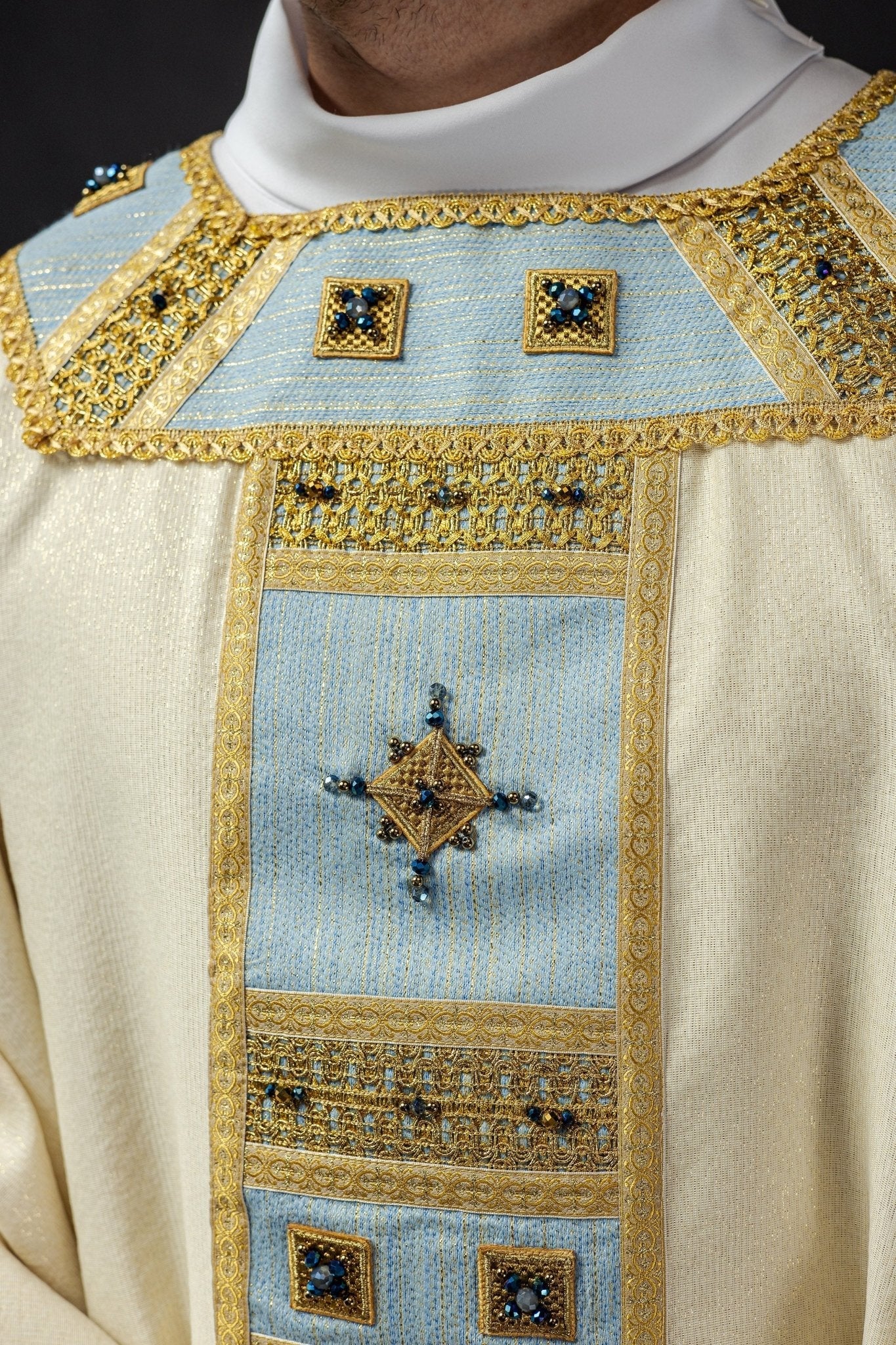 Chasuble faite à la main avec des pierres naturelles Fait à la main 7004 HM/7004/05/95 - CHASUBLES.FR