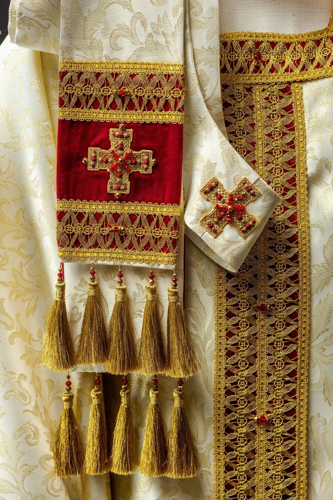 Chasuble faite à la main avec des pierres naturelles Fait à la main 7009 HM/7009/05/90/PA02 - CHASUBLES.FR