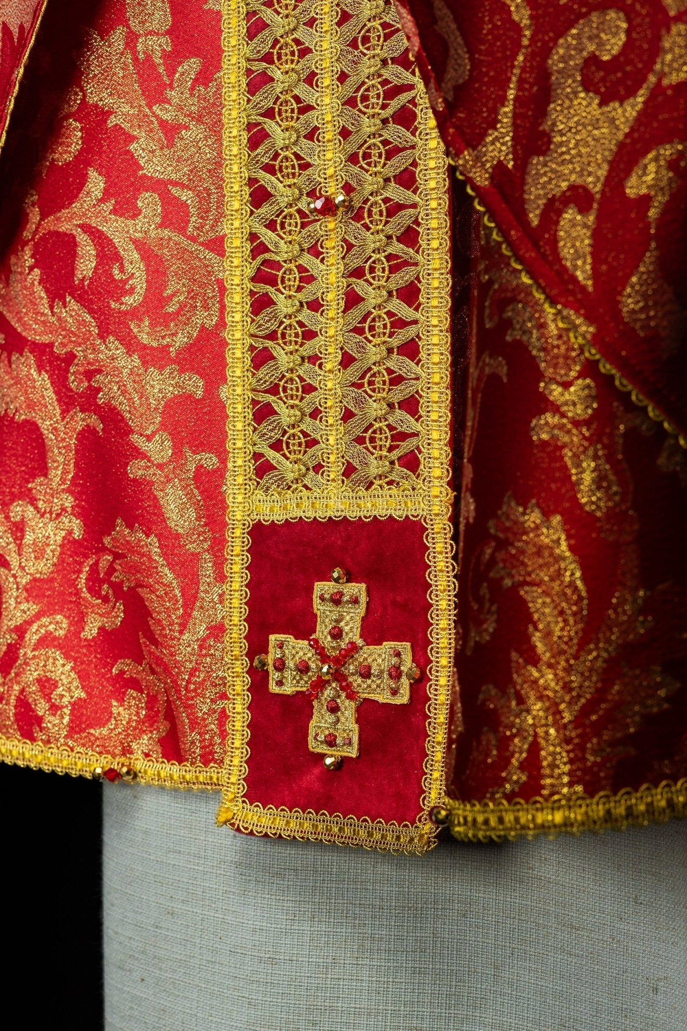 Chasuble faite à la main avec des pierres naturelles Fait à la main 7009 HM/7009/02/90 - CHASUBLES.FR