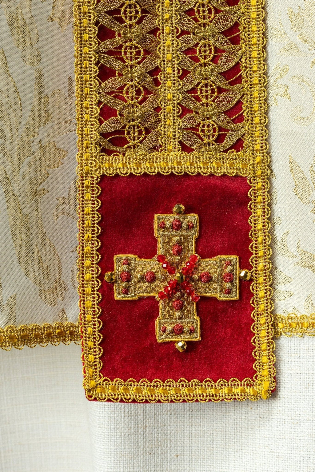 Chasuble faite à la main avec des pierres naturelles Fait à la main 7009 HM/7009/05/90/PA02 - CHASUBLES.FR