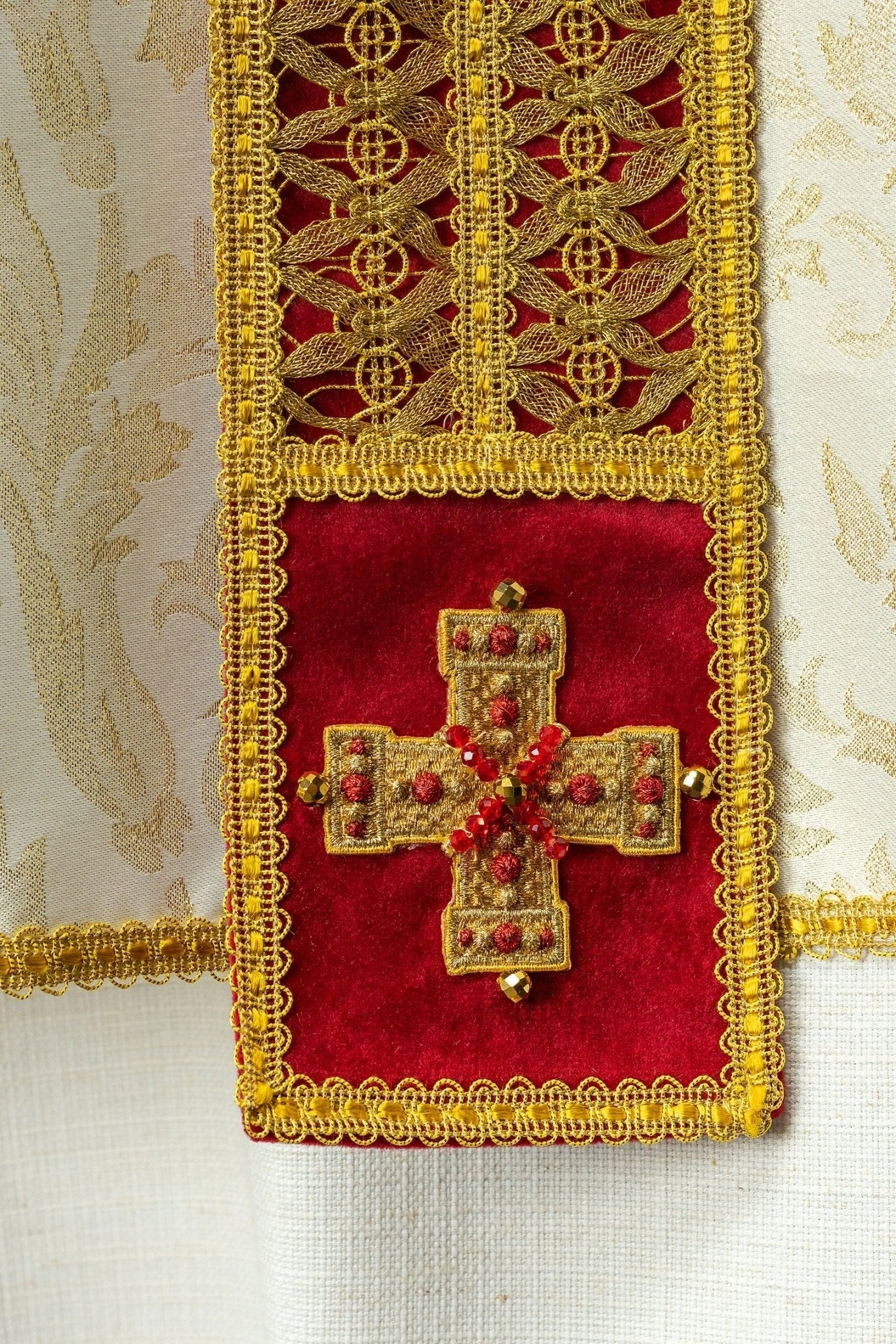 Chasuble faite à la main avec des pierres naturelles Fait à la main 7009 HM/7009/05/90/PA02 - CHASUBLES.FR