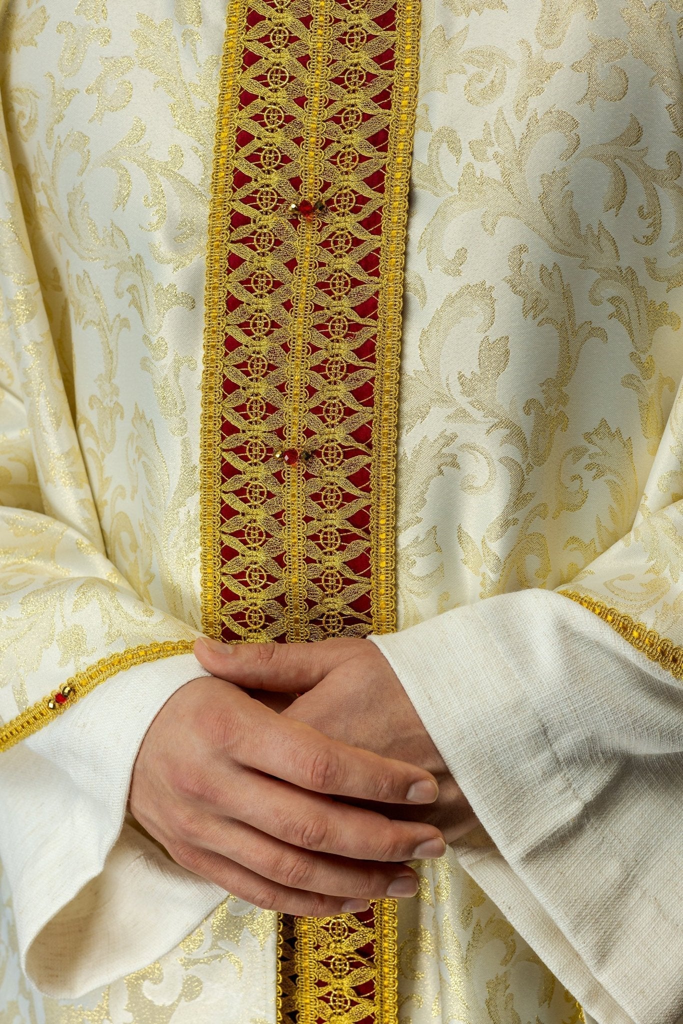 Chasuble faite à la main avec des pierres naturelles Fait à la main 7009 HM/7009/05/90/PA02 - CHASUBLES.FR