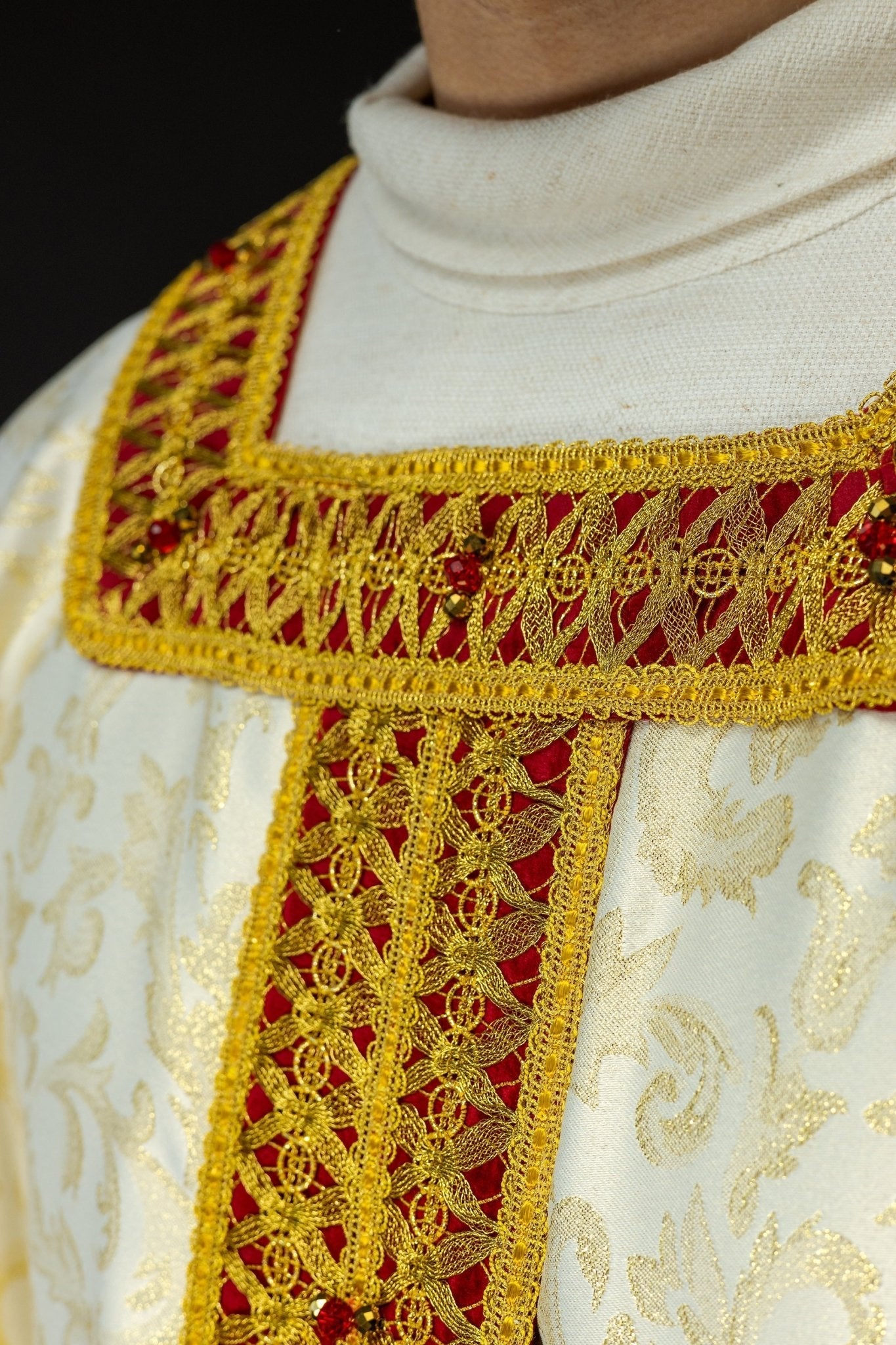 Chasuble faite à la main avec des pierres naturelles Fait à la main 7009 HM/7009/05/90/PA02 - CHASUBLES.FR