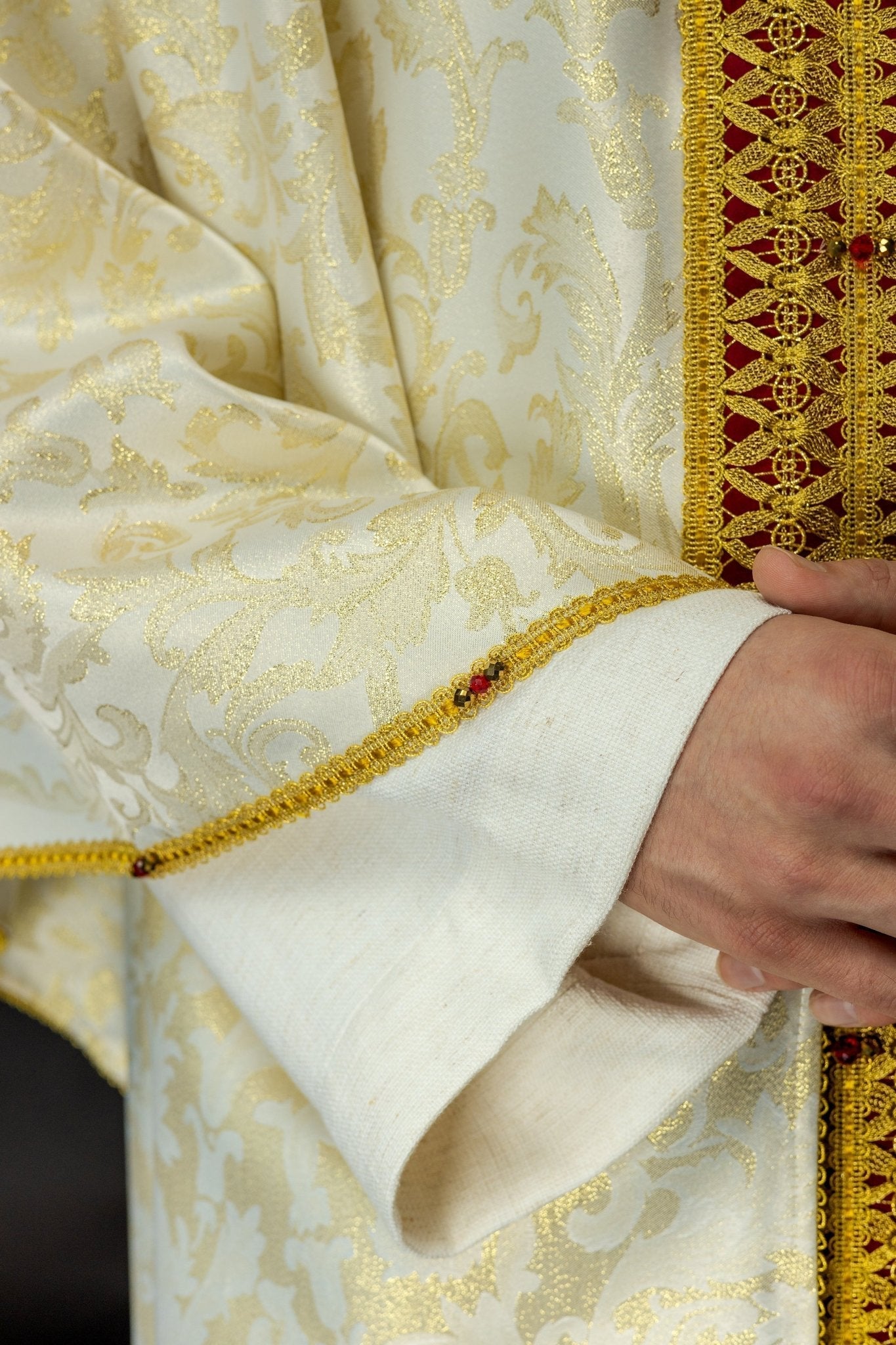 Chasuble faite à la main avec des pierres naturelles Fait à la main 7009 HM/7009/05/90/PA02 - CHASUBLES.FR