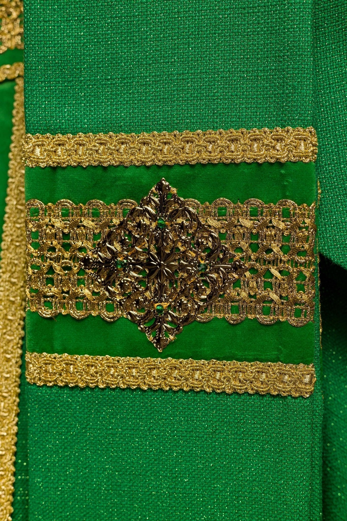 Chasuble faite à la main avec des pierres naturelles Handmade 7001 HM/7001/01/71/PA01 - CHASUBLES.FR