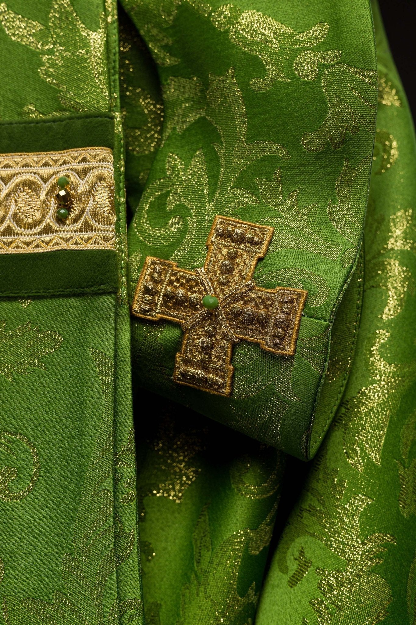 Chasuble faite à la main avec des pierres naturelles Handmade 7003 HM/7003/01/90 - CHASUBLES.FR