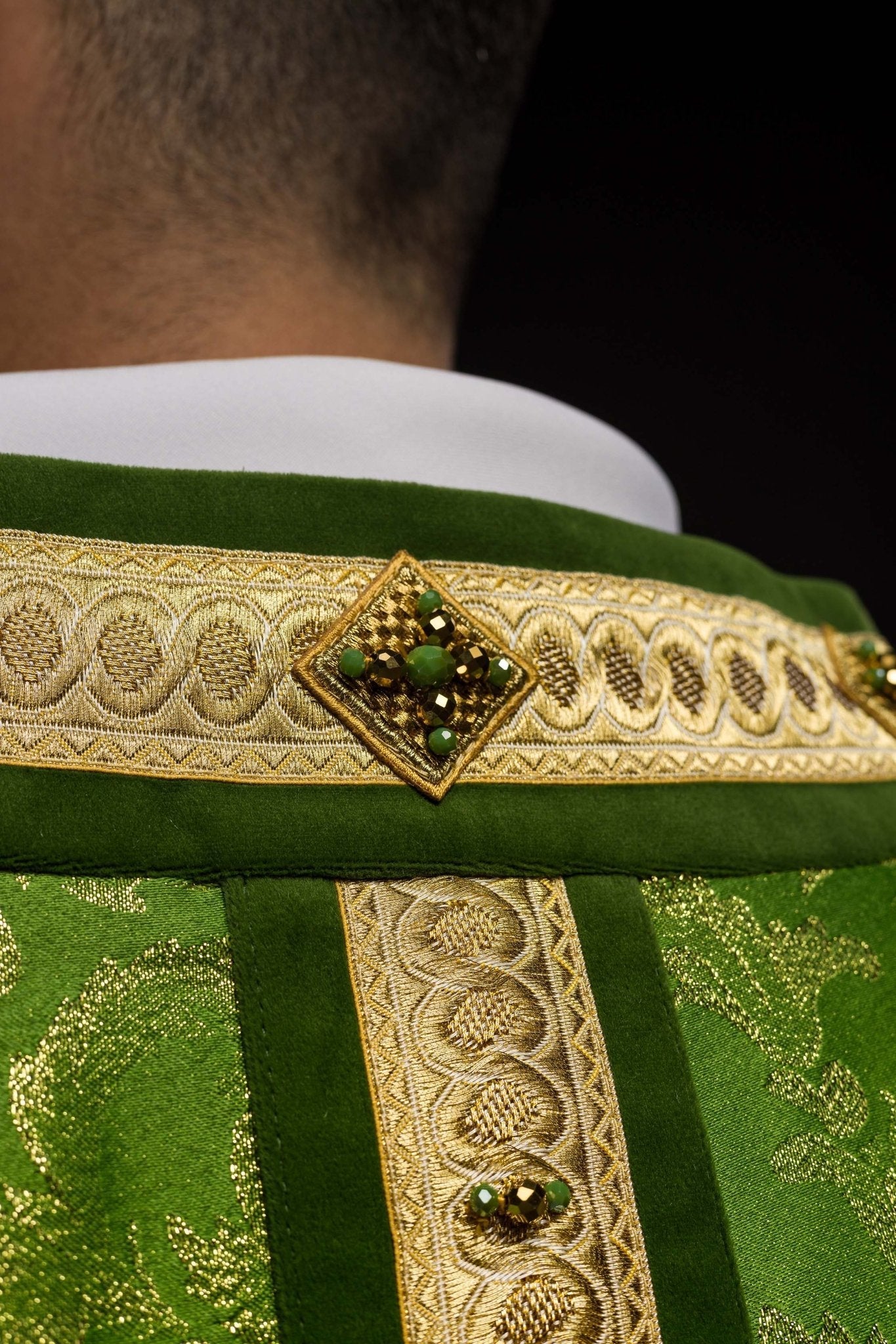 Chasuble faite à la main avec des pierres naturelles Handmade 7003 HM/7003/01/90 - CHASUBLES.FR