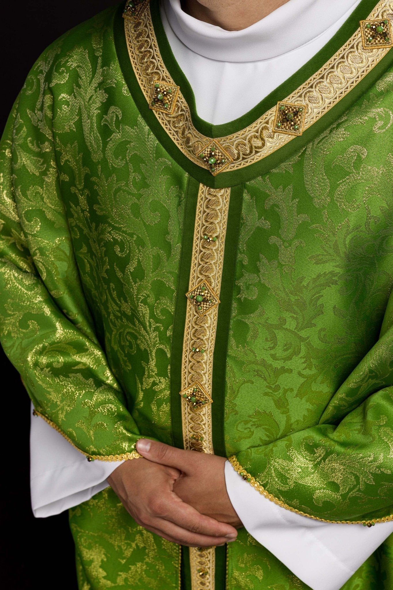 Chasuble faite à la main avec des pierres naturelles Handmade 7003 HM/7003/01/90 - CHASUBLES.FR
