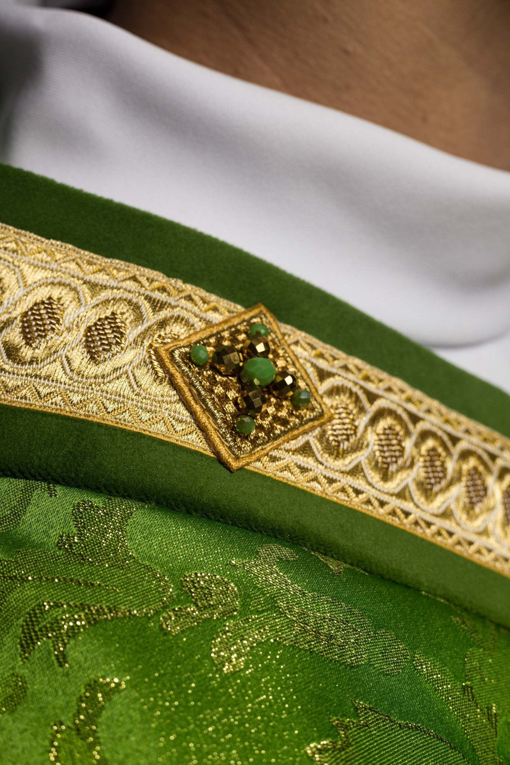 Chasuble faite à la main avec des pierres naturelles Handmade 7003 HM/7003/01/90 - CHASUBLES.FR