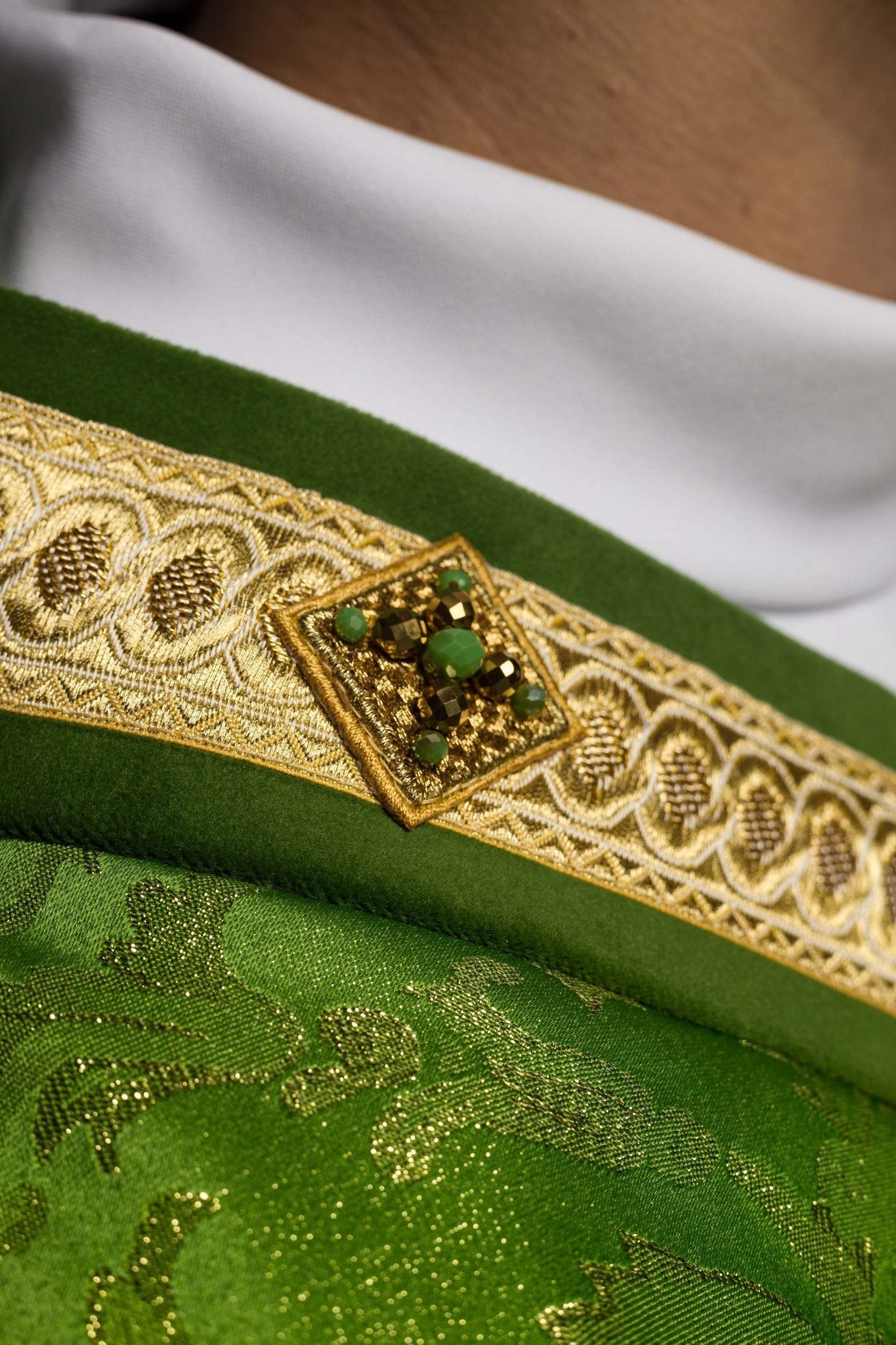 Chasuble faite à la main avec des pierres naturelles Handmade 7003 HM/7003/01/90 - CHASUBLES.FR