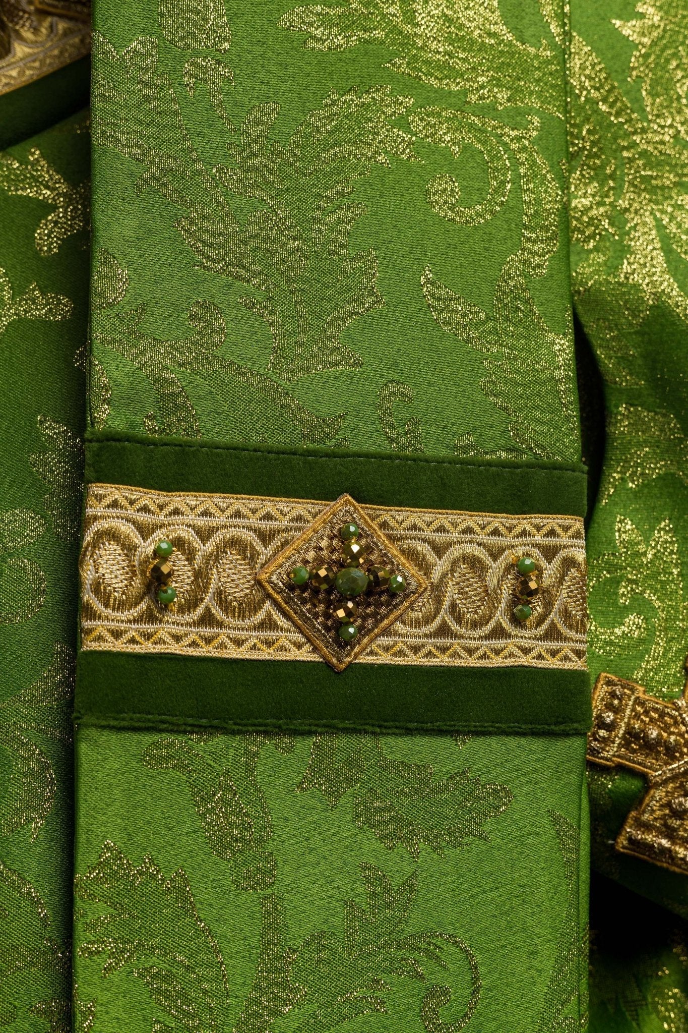 Chasuble faite à la main avec des pierres naturelles Handmade 7003 HM/7003/01/90 - CHASUBLES.FR