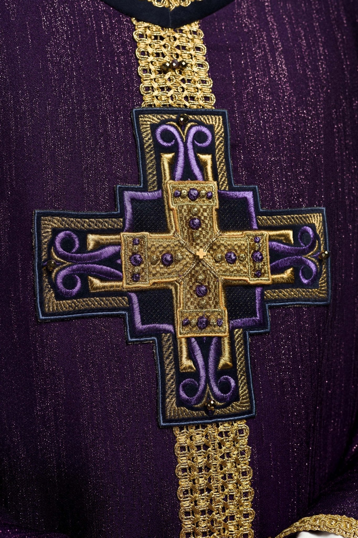 Chasuble faite à la main avec pierres naturelles Handmade 7015 Violet HM/7015/03/99 - CHASUBLES.FR
