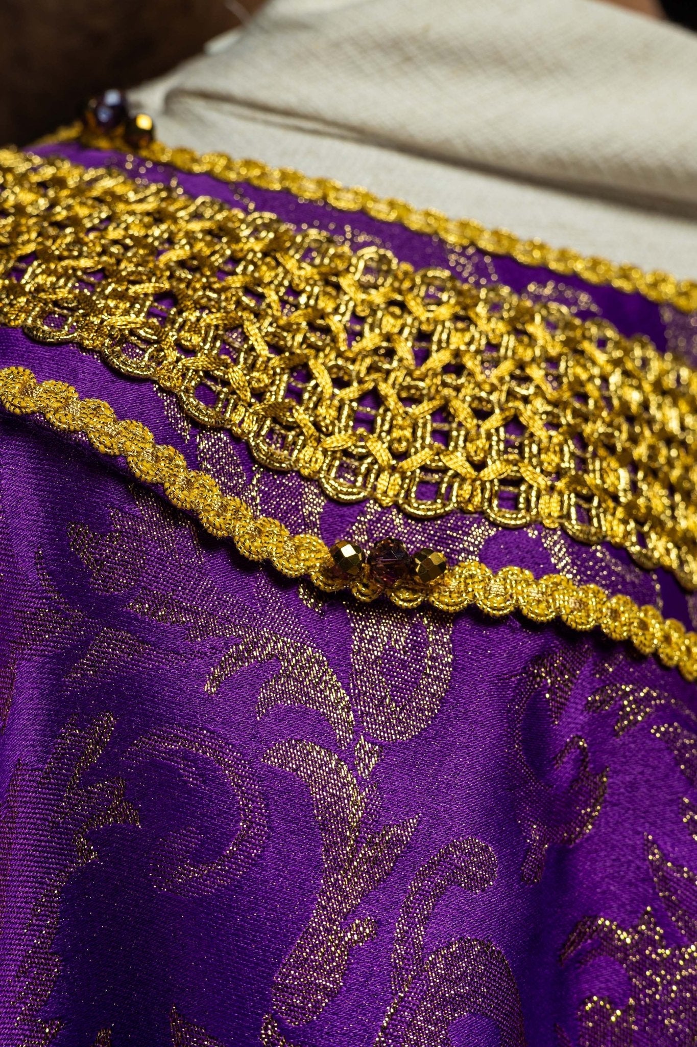 Chasuble faite main avec pierres naturelles Handmade 7010 Violet HM/7010/03/90 - CHASUBLES.FR