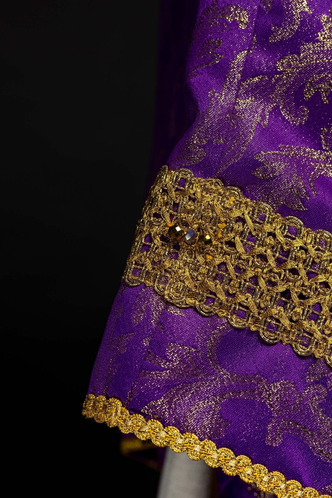 Chasuble faite main avec pierres naturelles Handmade 7010 Violet HM/7010/03/90 - CHASUBLES.FR