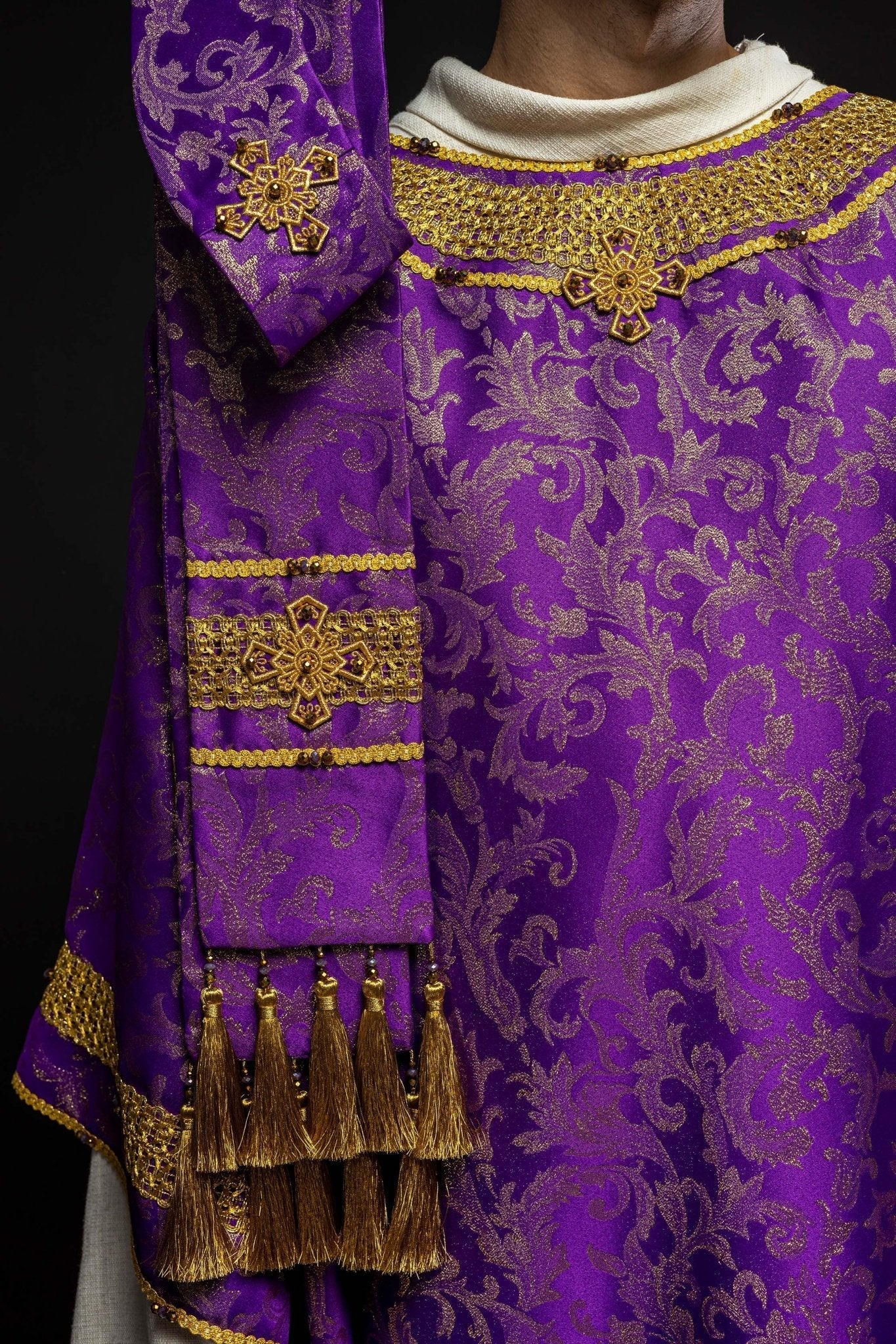 Chasuble faite main avec pierres naturelles Handmade 7010 Violet HM/7010/03/90 - CHASUBLES.FR