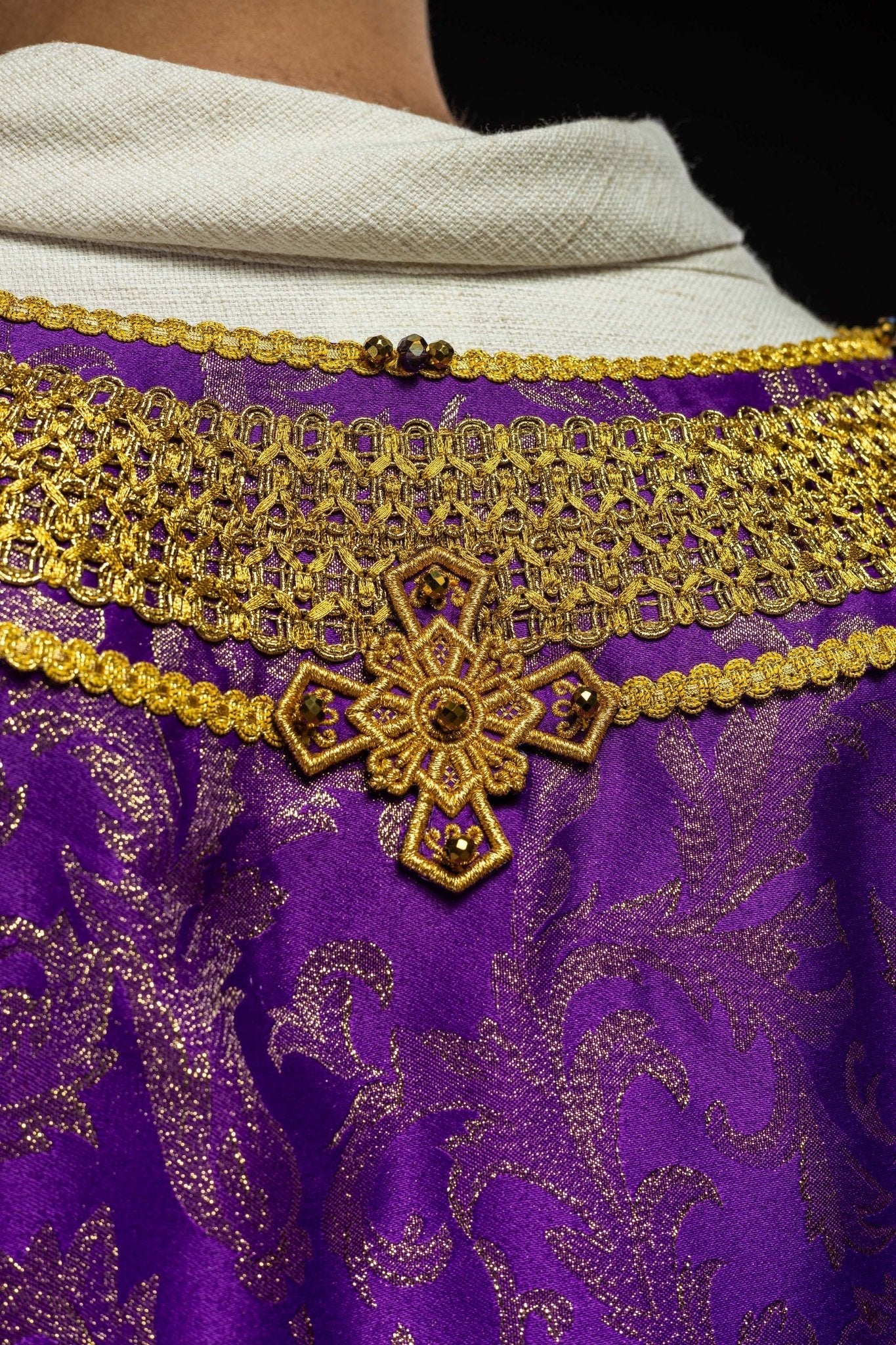 Chasuble faite main avec pierres naturelles Handmade 7010 Violet HM/7010/03/90 - CHASUBLES.FR