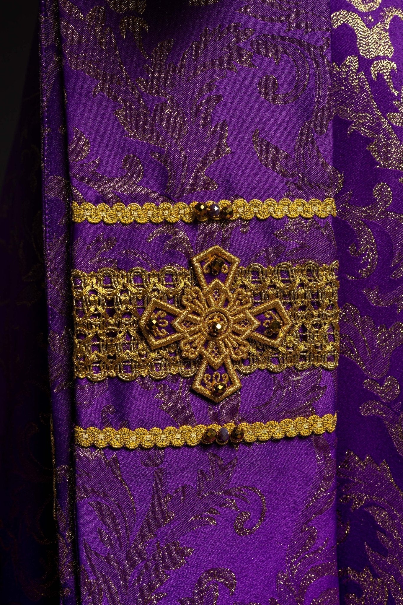 Chasuble faite main avec pierres naturelles Handmade 7010 Violet HM/7010/03/90 - CHASUBLES.FR