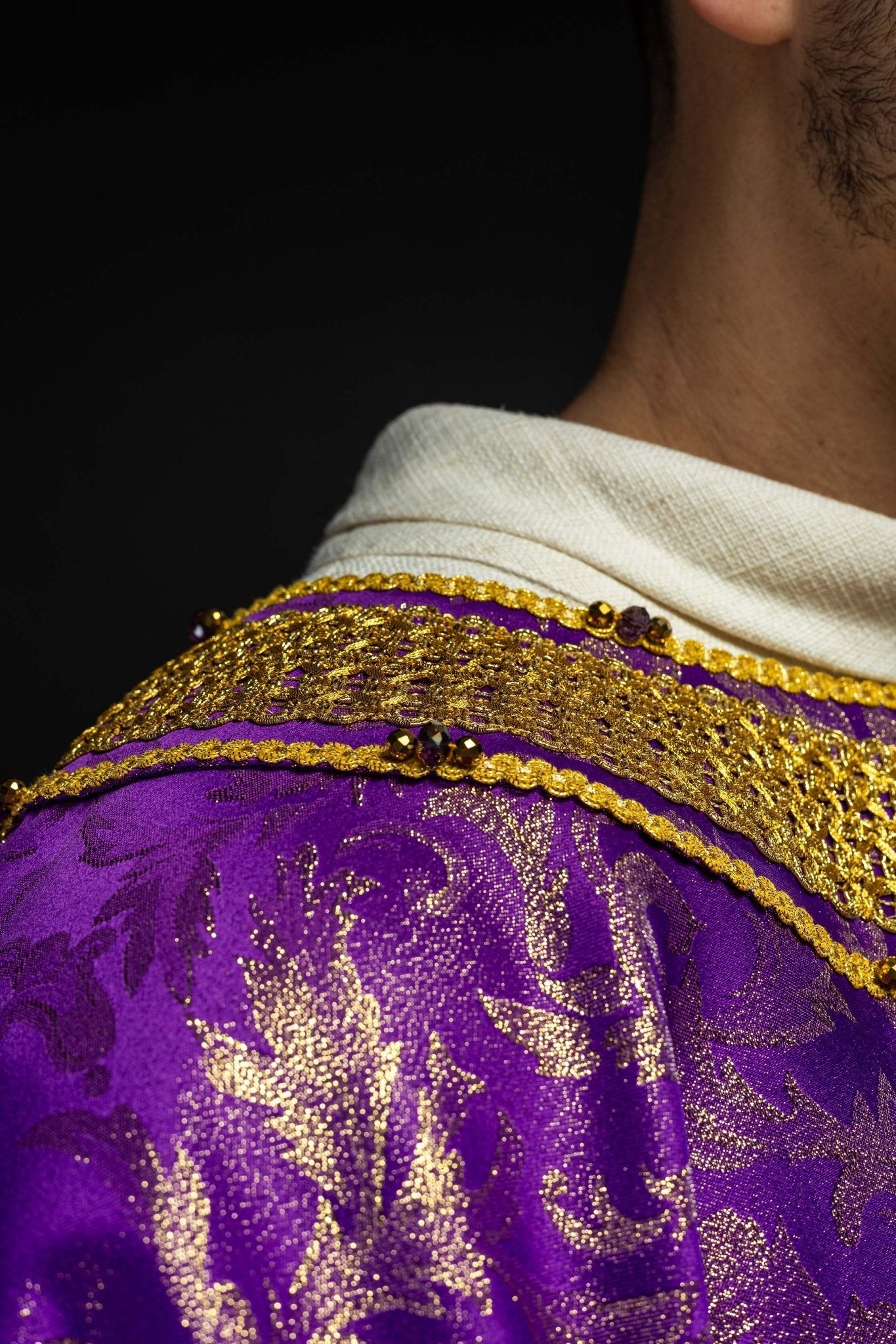 Chasuble faite main avec pierres naturelles Handmade 7010 Violet HM/7010/03/90 - CHASUBLES.FR