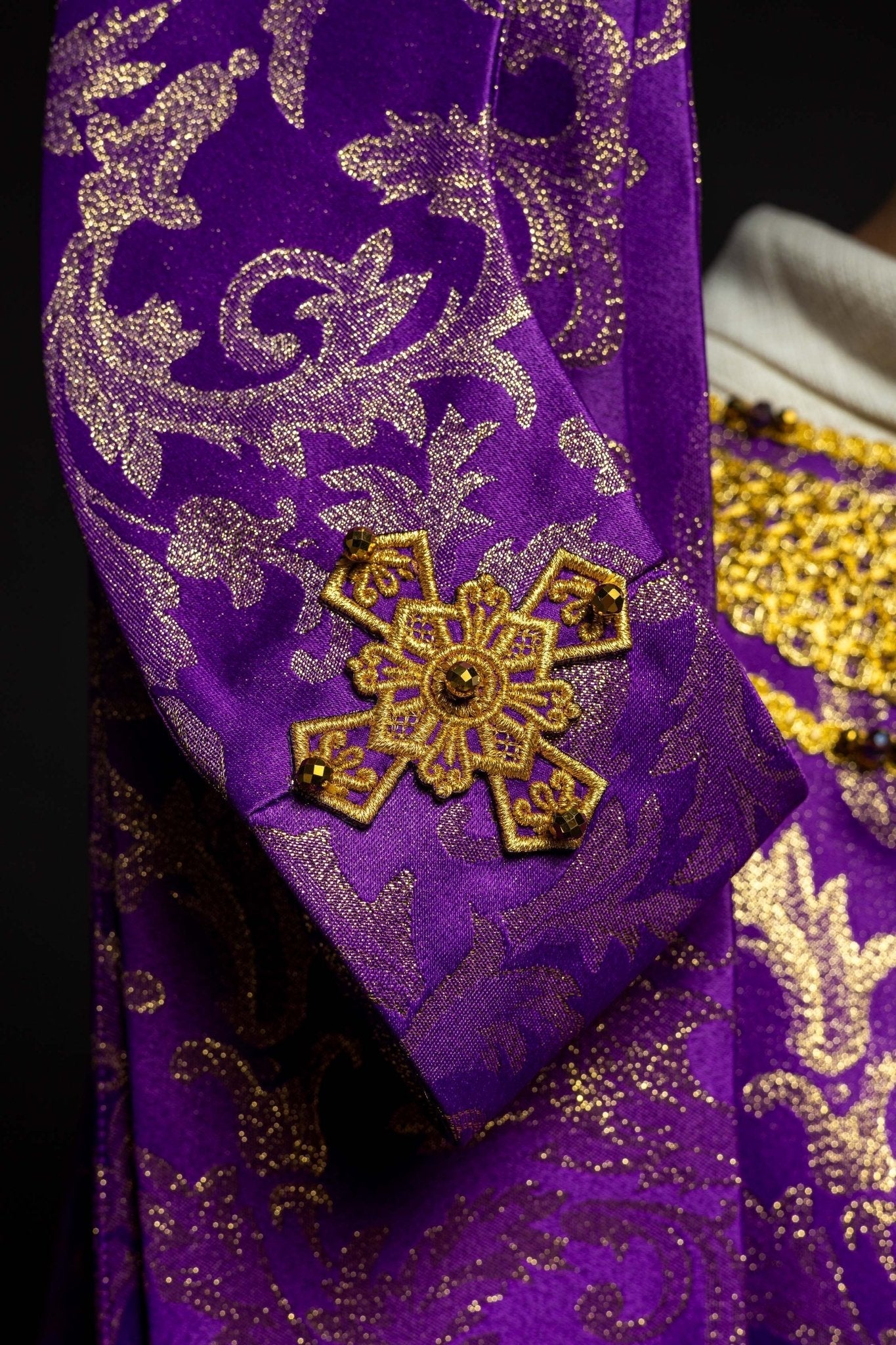 Chasuble faite main avec pierres naturelles Handmade 7010 Violet HM/7010/03/90 - CHASUBLES.FR
