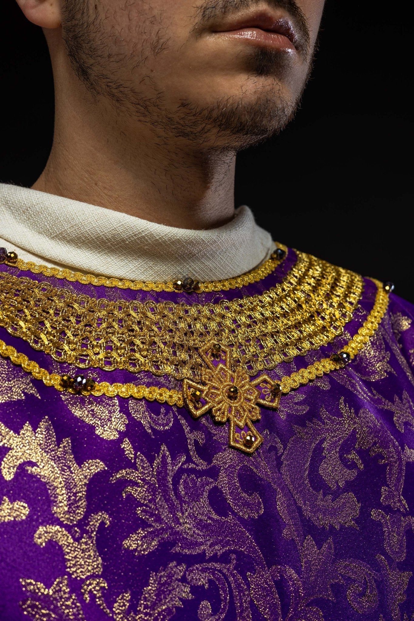 Chasuble faite main avec pierres naturelles Handmade 7010 Violet HM/7010/03/90 - CHASUBLES.FR