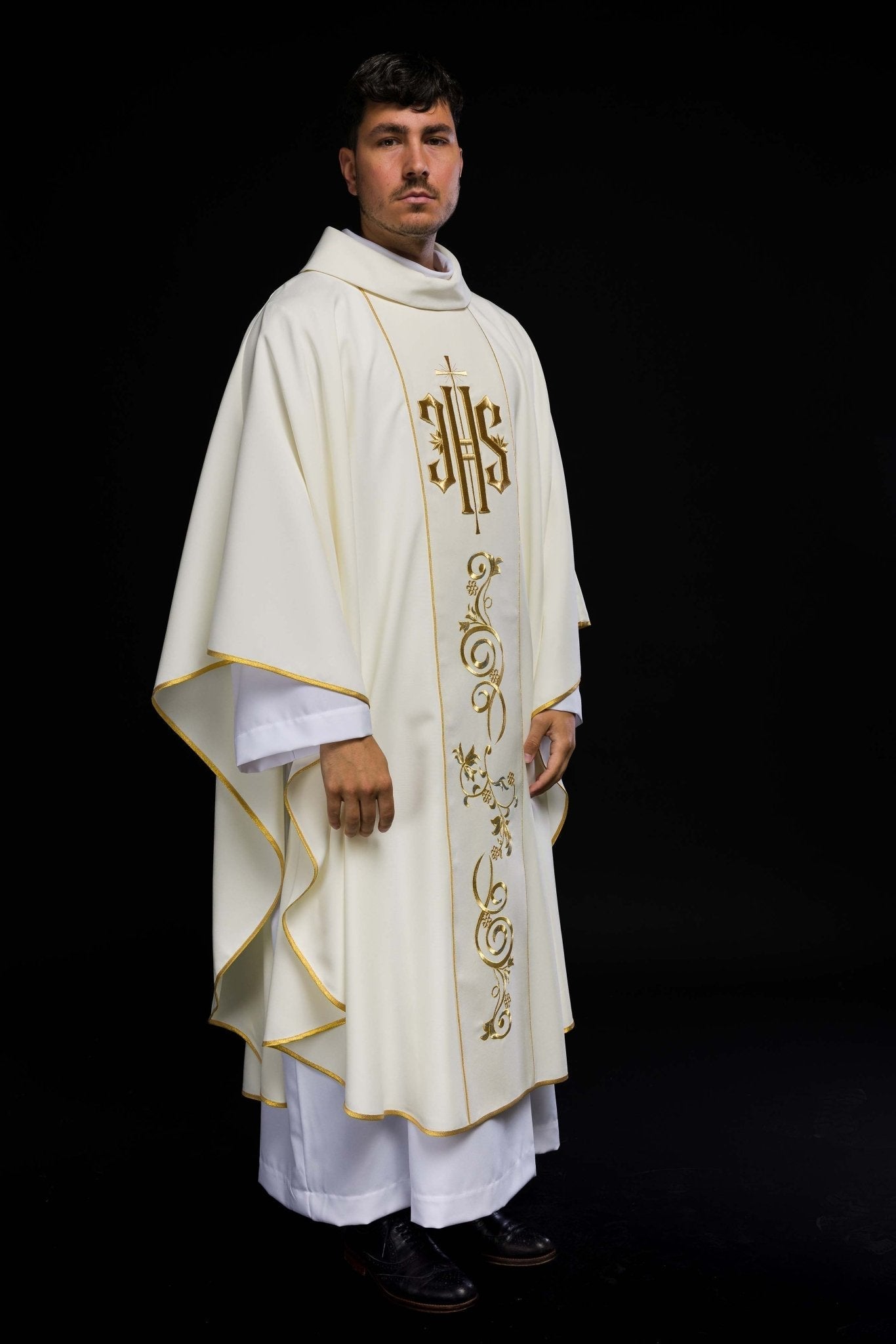 Chasuble IHS décorée en écru KOR/031/05/01 ECRU - CHASUBLES.FR