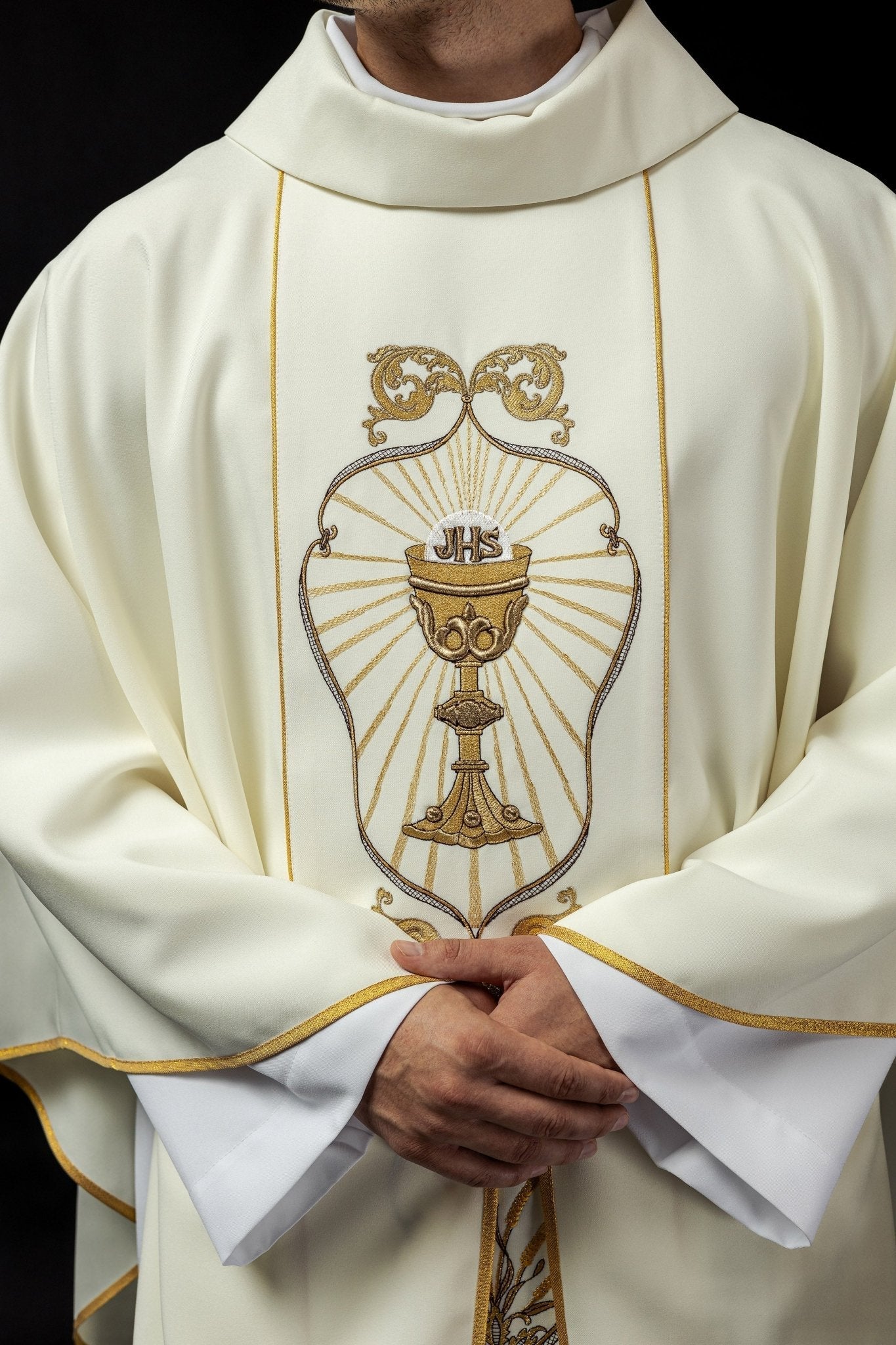 Chasuble IHS décorée en écru KOR/038/05/01 ECRU - CHASUBLES.FR