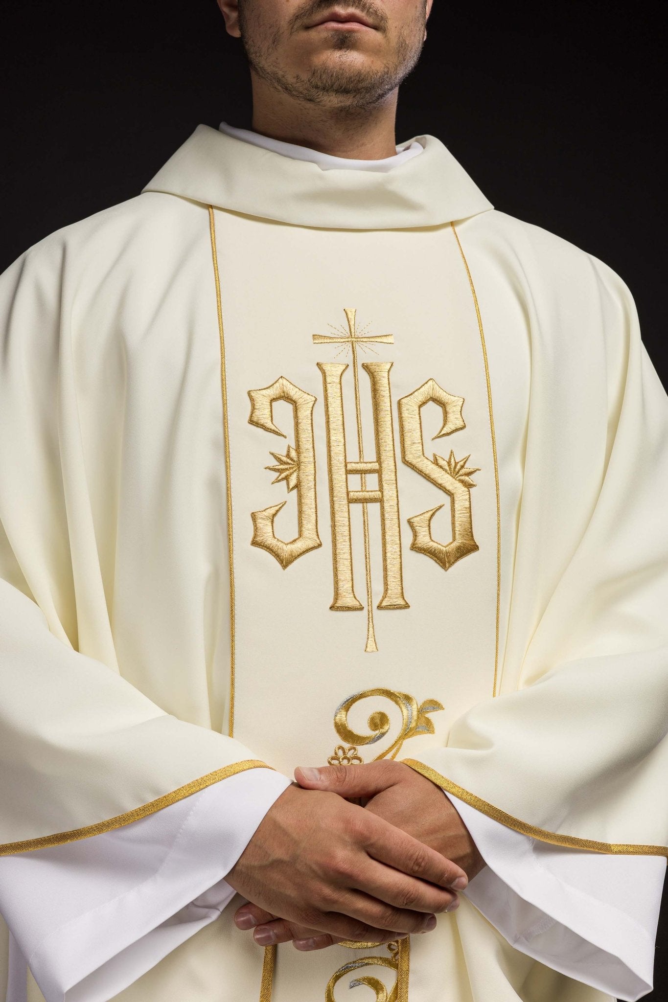 Chasuble IHS décorée en écru KOR/031/05/01 ECRU - CHASUBLES.FR
