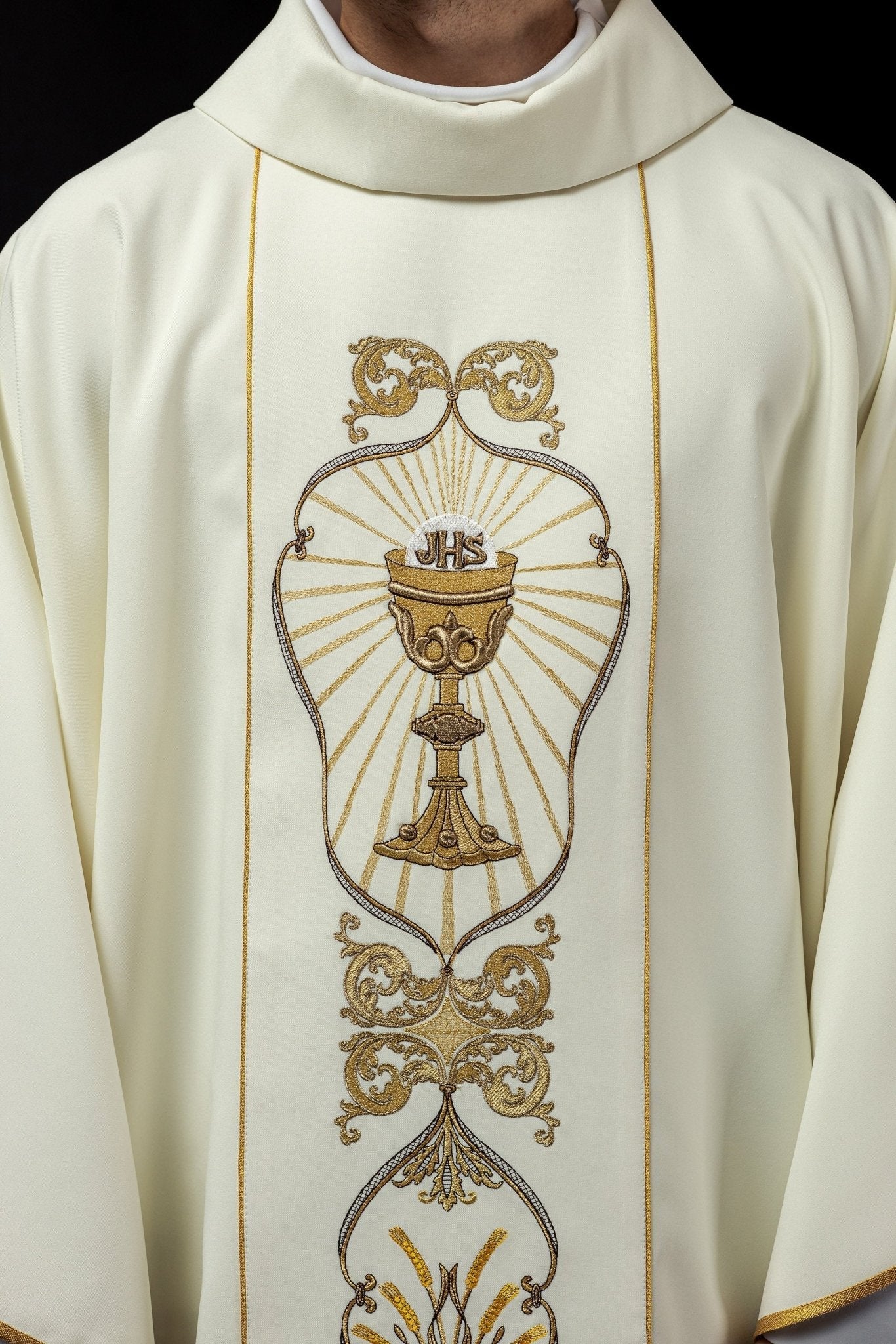 Chasuble IHS décorée en écru KOR/038/05/01 ECRU - CHASUBLES.FR