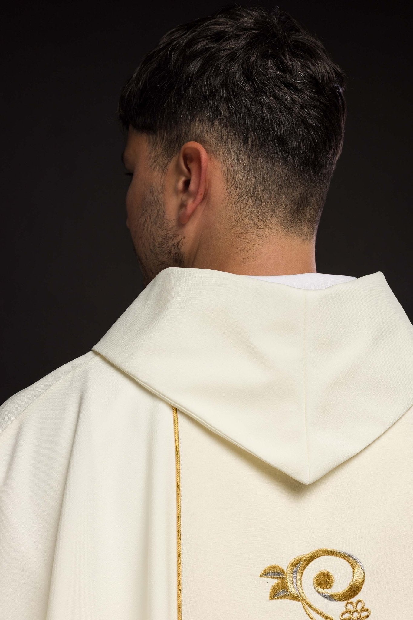 Chasuble IHS décorée en écru KOR/031/05/01 ECRU - CHASUBLES.FR