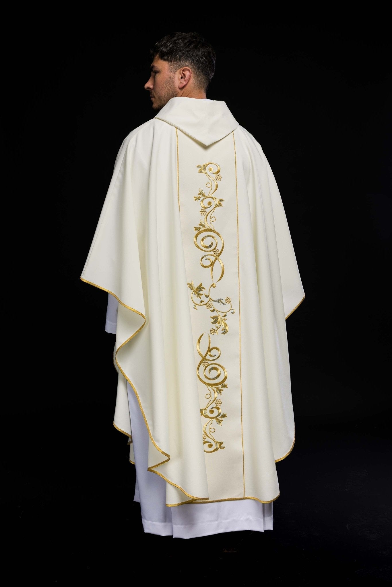 Chasuble IHS décorée en écru KOR/031/05/01 ECRU - CHASUBLES.FR
