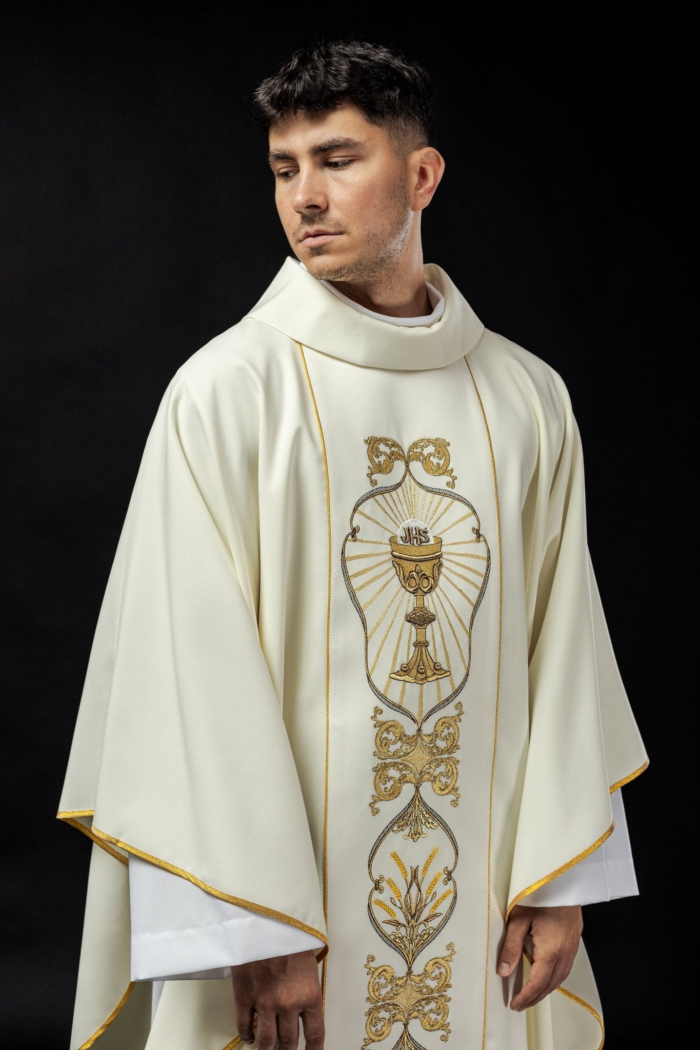 Chasuble IHS décorée en écru KOR/038/05/01 ECRU - CHASUBLES.FR