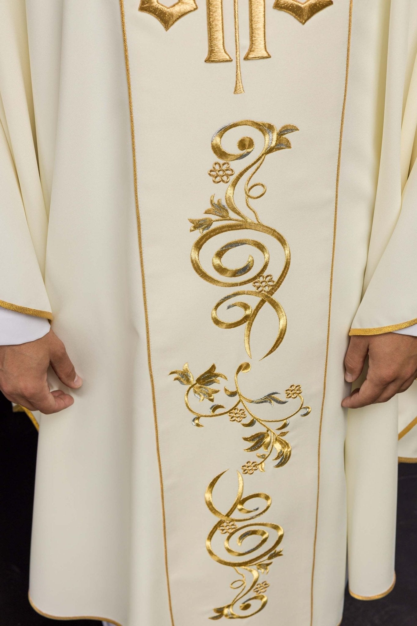 Chasuble IHS décorée en écru KOR/031/05/01 ECRU - CHASUBLES.FR