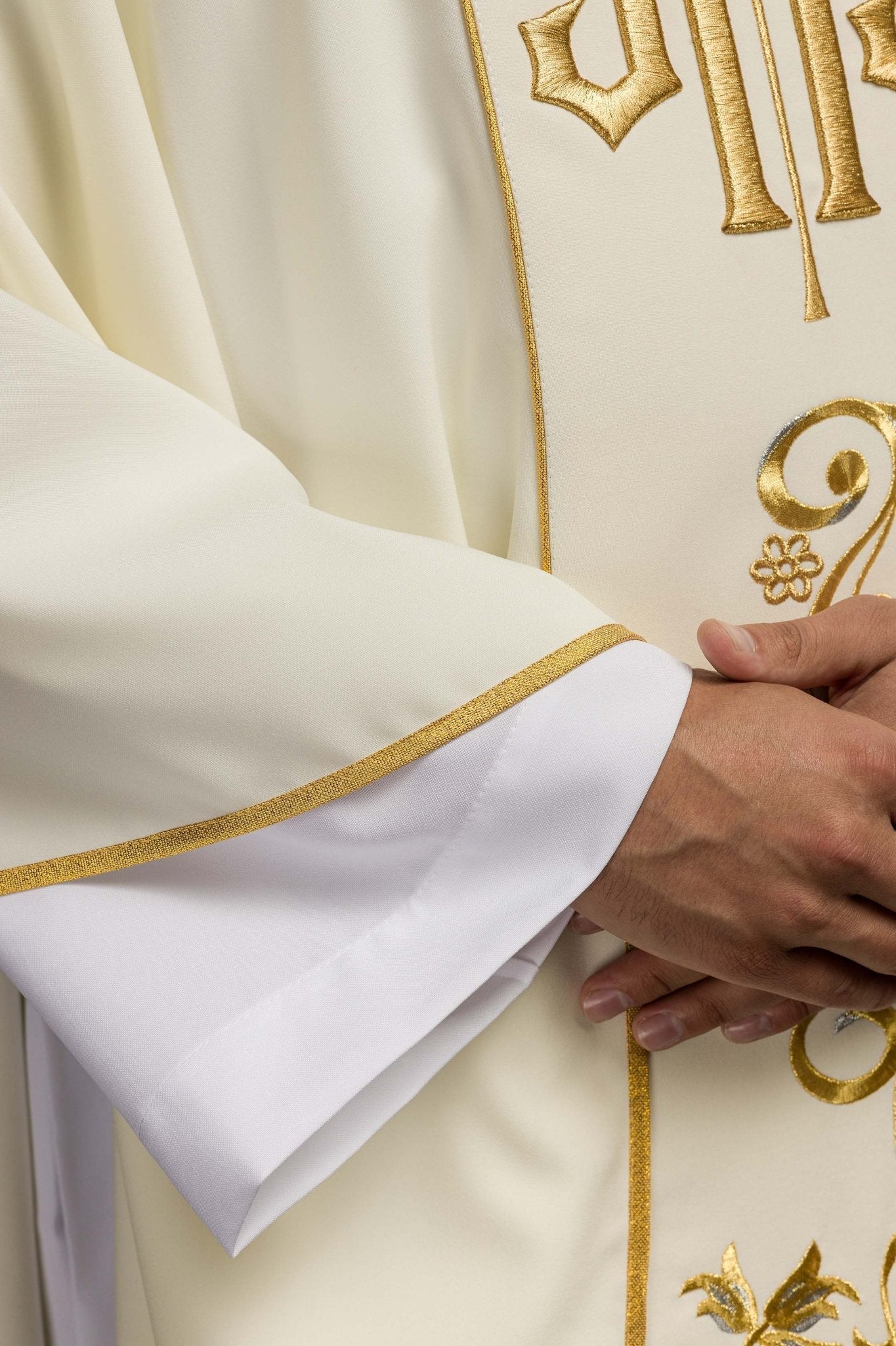 Chasuble IHS décorée en écru KOR/031/05/01 ECRU - CHASUBLES.FR