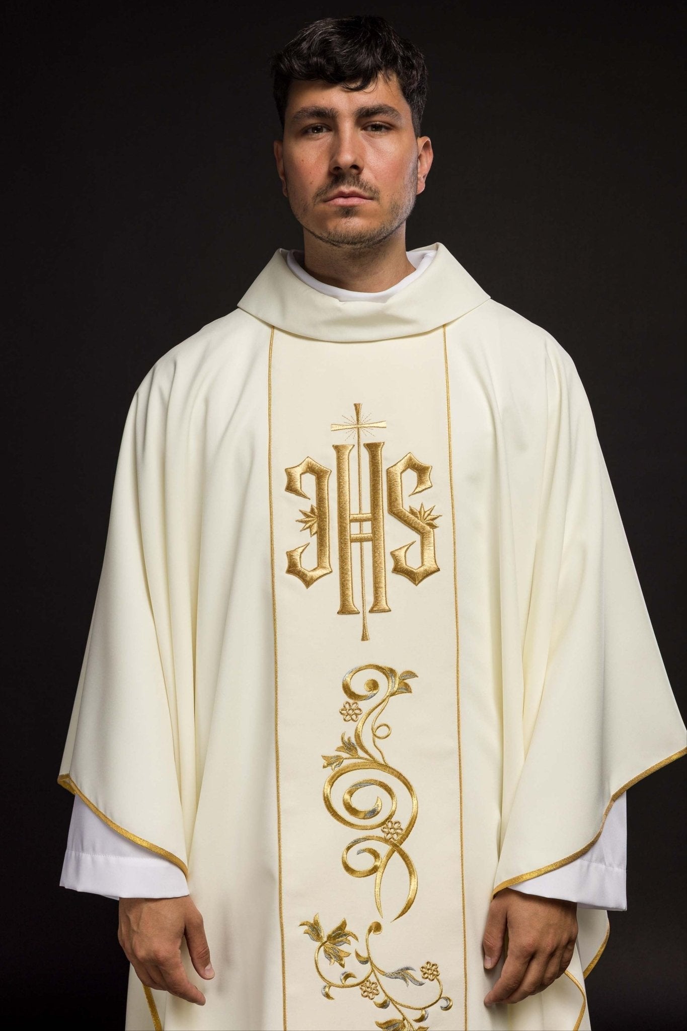 Chasuble IHS décorée en écru KOR/031/05/01 ECRU - CHASUBLES.FR