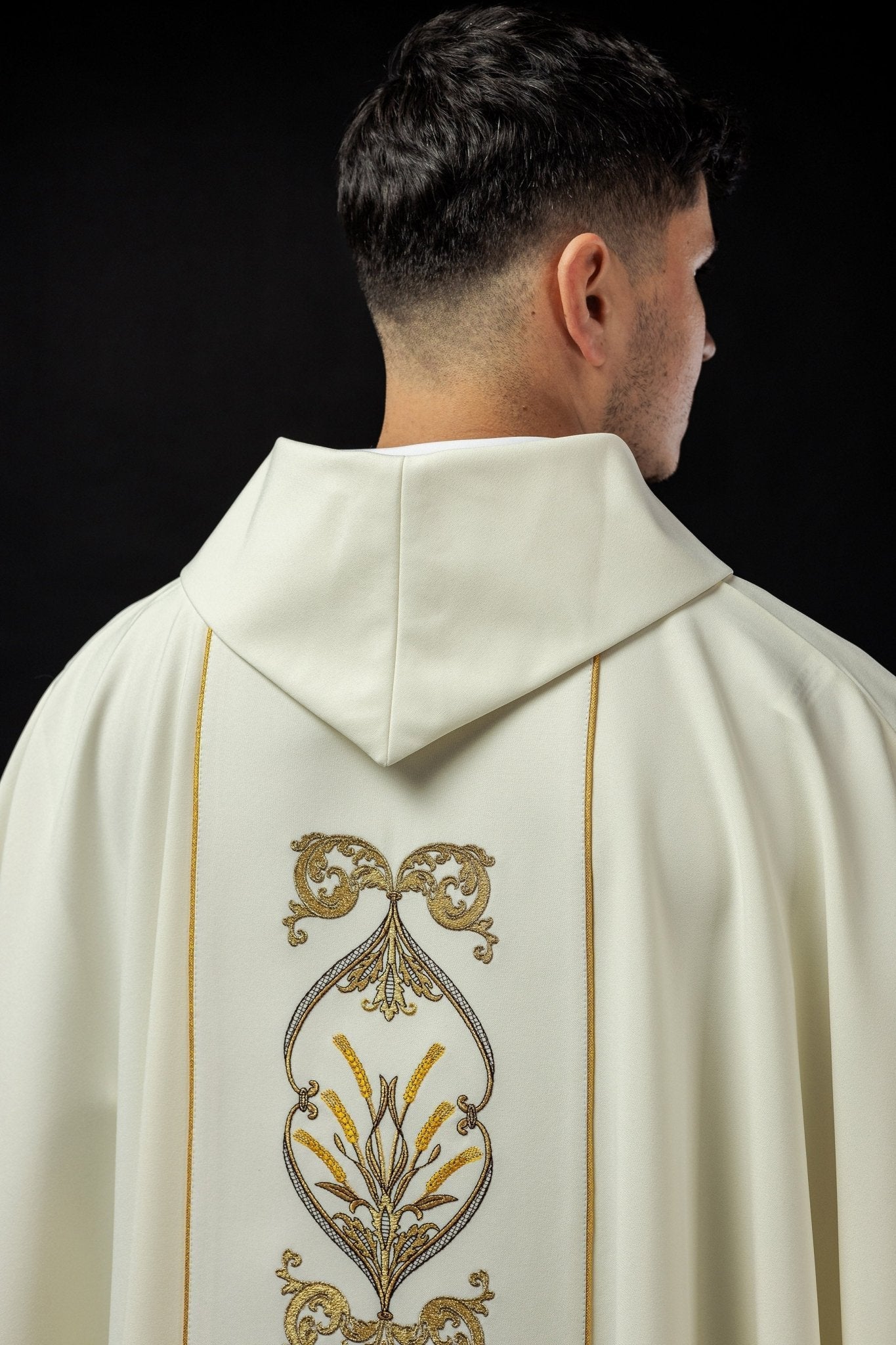 Chasuble IHS décorée en écru KOR/038/05/01 ECRU - CHASUBLES.FR