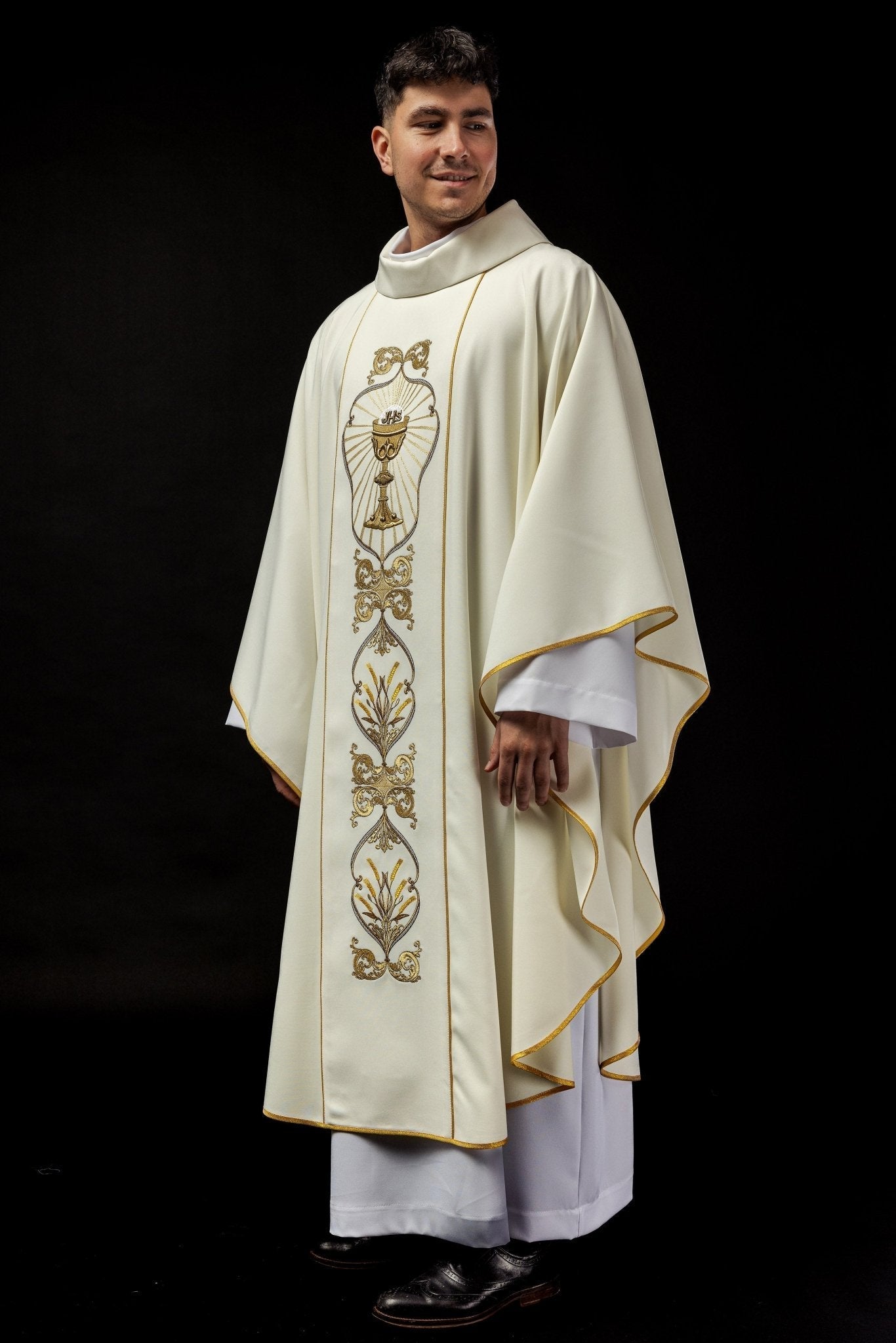 Chasuble IHS décorée en écru KOR/038/05/01 ECRU - CHASUBLES.FR