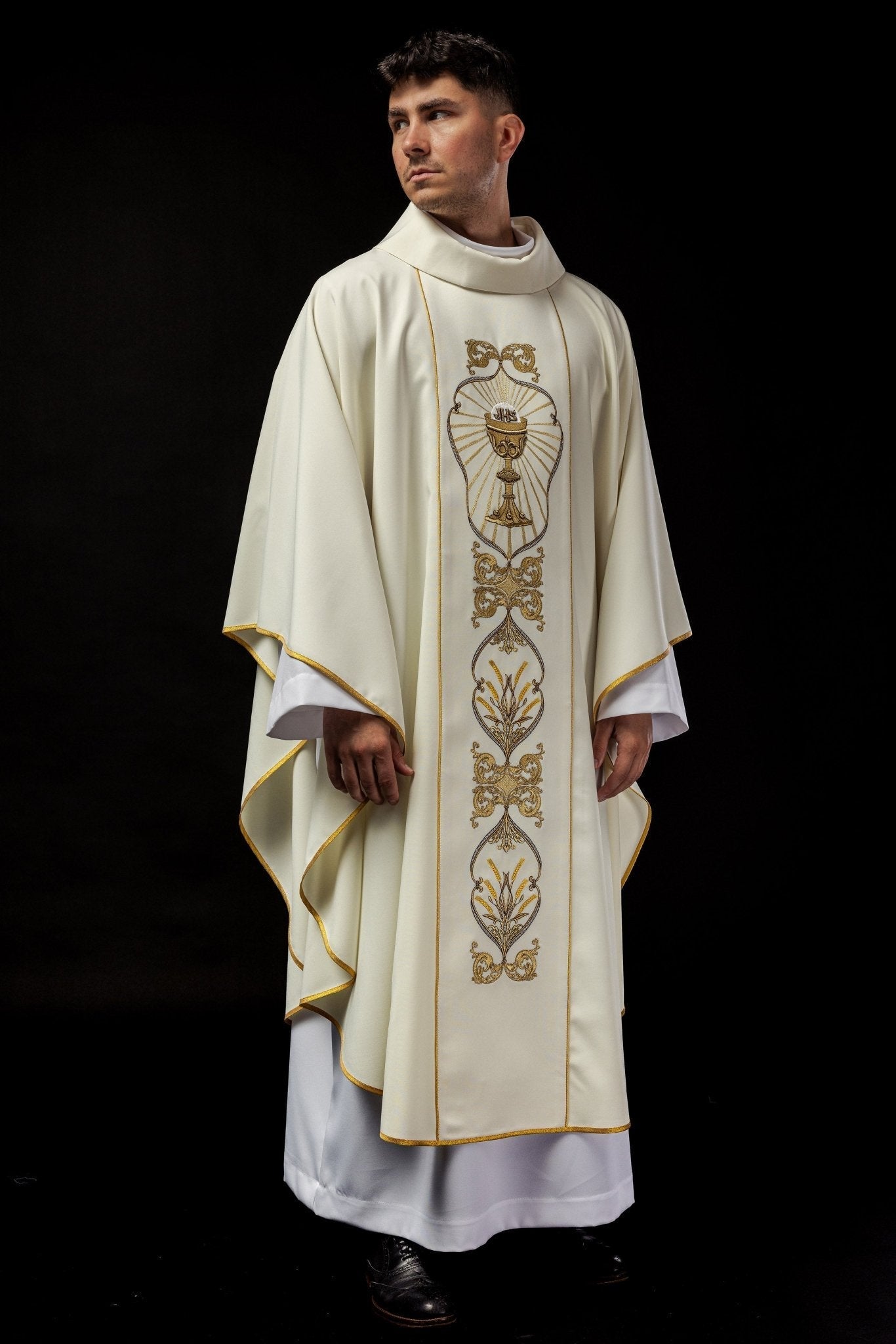 Chasuble IHS décorée en écru KOR/038/05/01 ECRU - CHASUBLES.FR