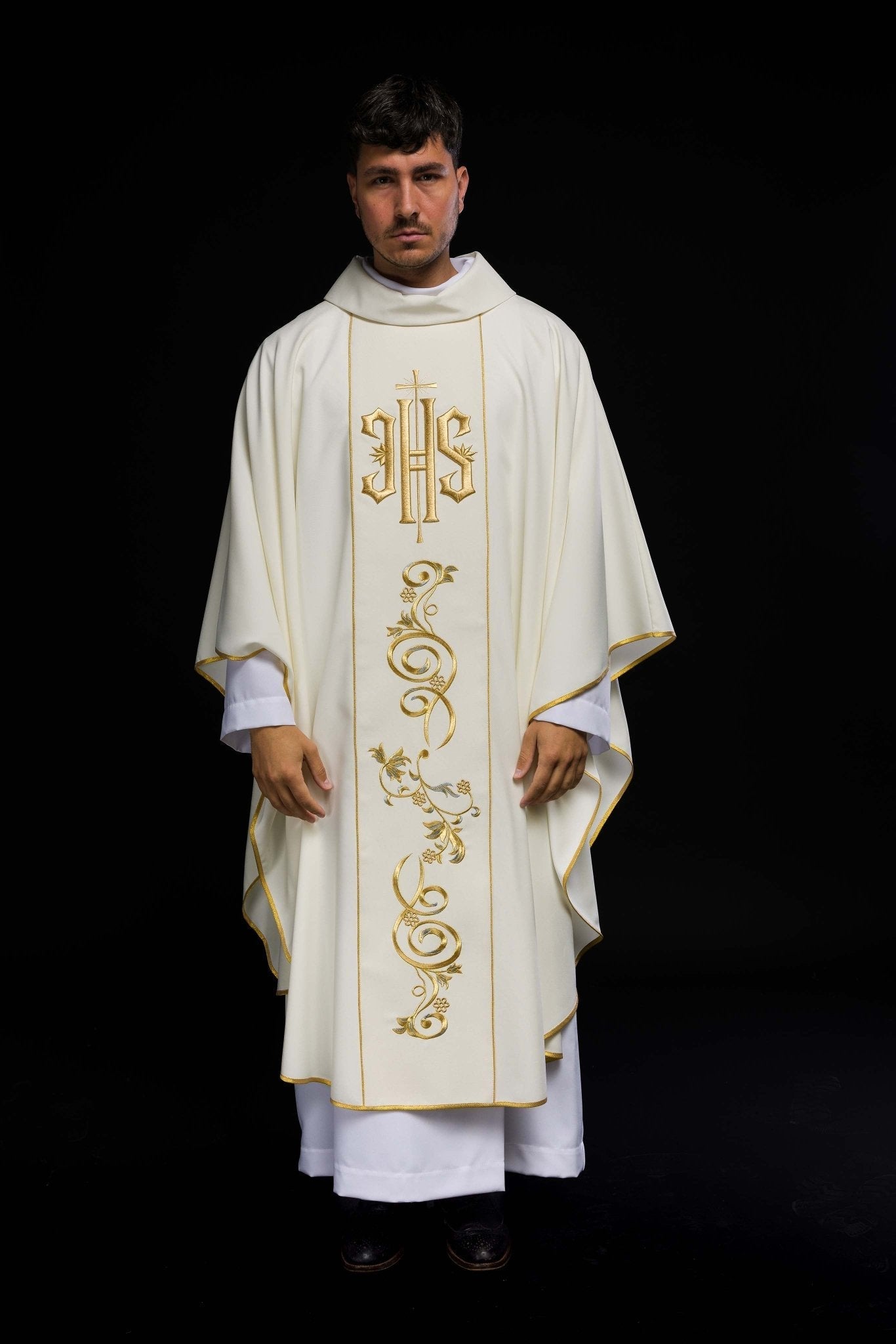 Chasuble IHS décorée en écru KOR/031/05/01 ECRU - CHASUBLES.FR
