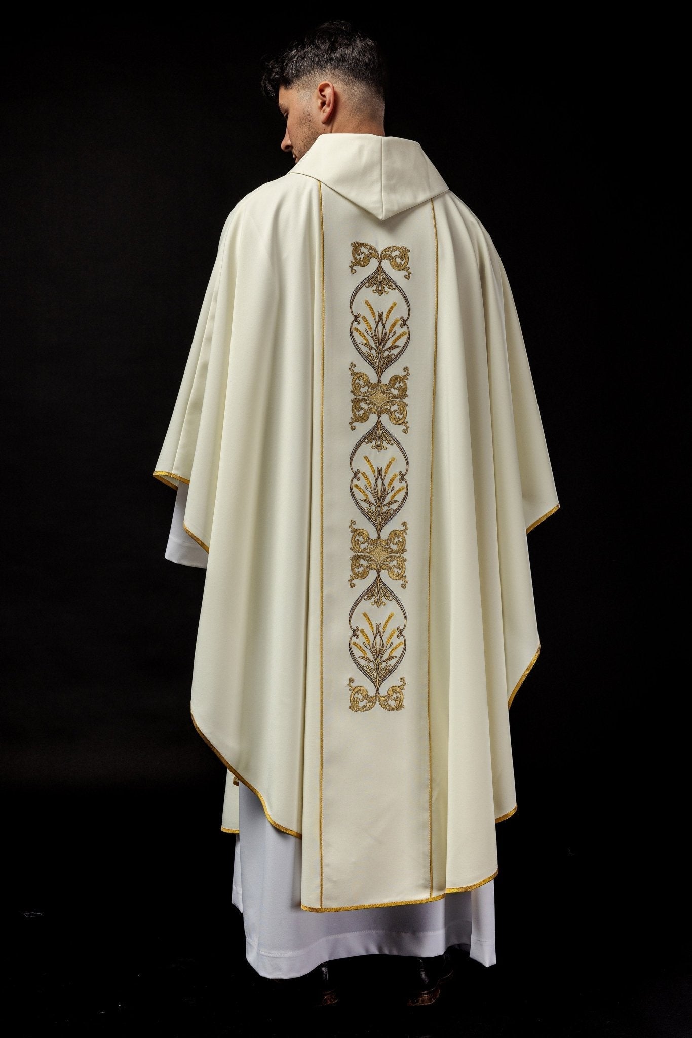 Chasuble IHS décorée en écru KOR/038/05/01 ECRU - CHASUBLES.FR
