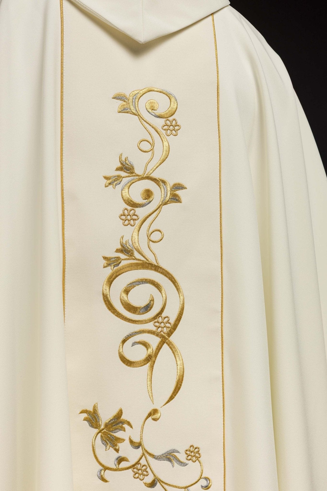 Chasuble IHS décorée en écru KOR/031/05/01 ECRU - CHASUBLES.FR