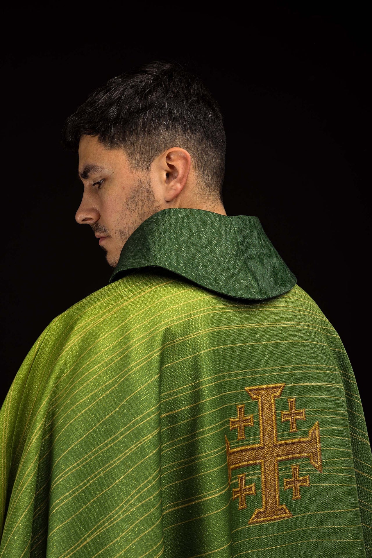 Chasuble imprimée avec Croix de Jérusalem verte KOD/7001/01/40 - CHASUBLES.FR