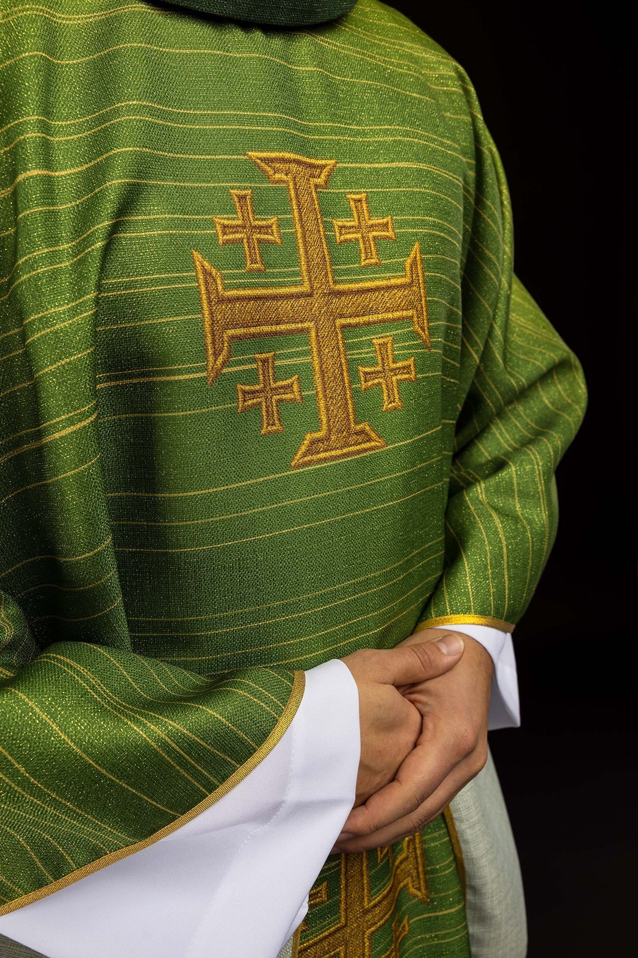 Chasuble imprimée avec Croix de Jérusalem verte KOD/7001/01/40 - CHASUBLES.FR