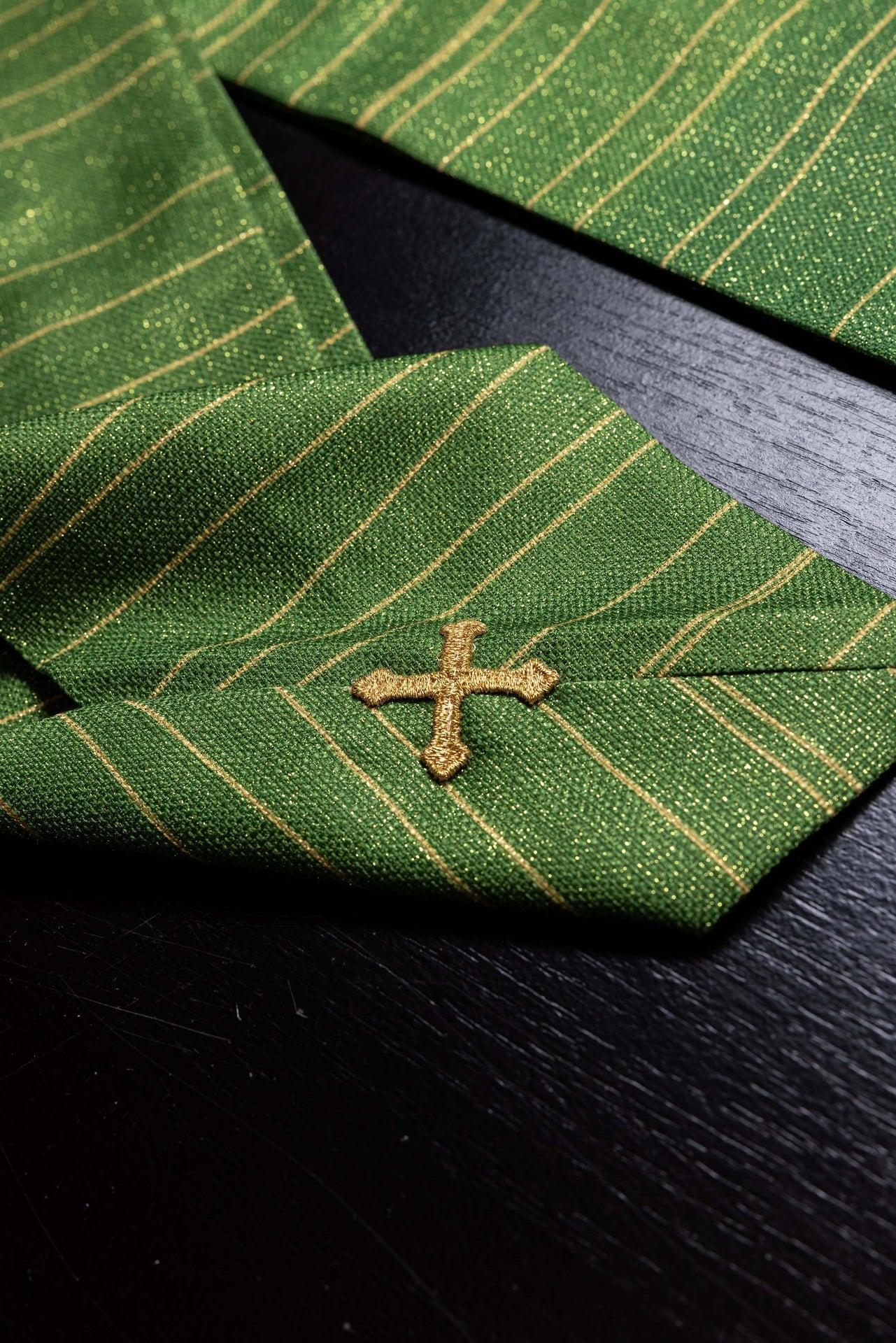 Chasuble imprimée avec Croix de Jérusalem verte KOD/7001/01/40 - CHASUBLES.FR