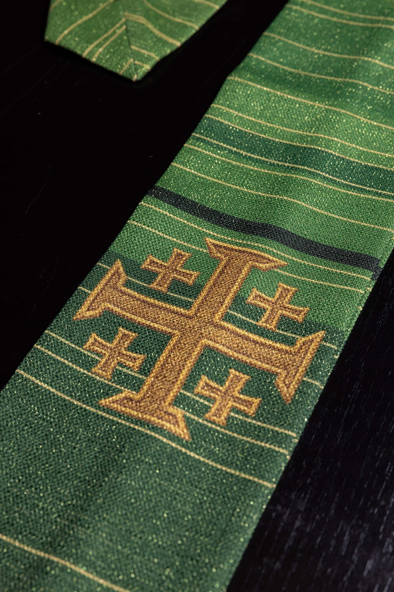 Chasuble imprimée avec Croix de Jérusalem verte KOD/7001/01/40 - CHASUBLES.FR