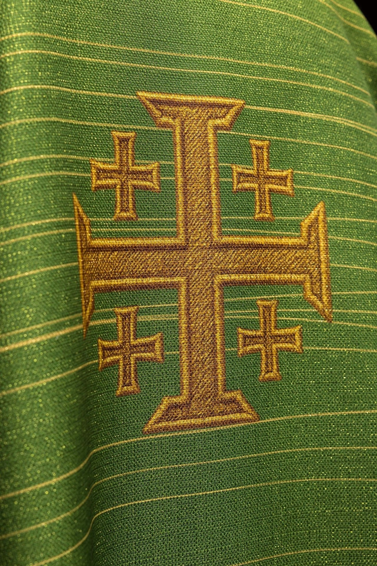 Chasuble imprimée avec Croix de Jérusalem verte KOD/7001/01/40 - CHASUBLES.FR