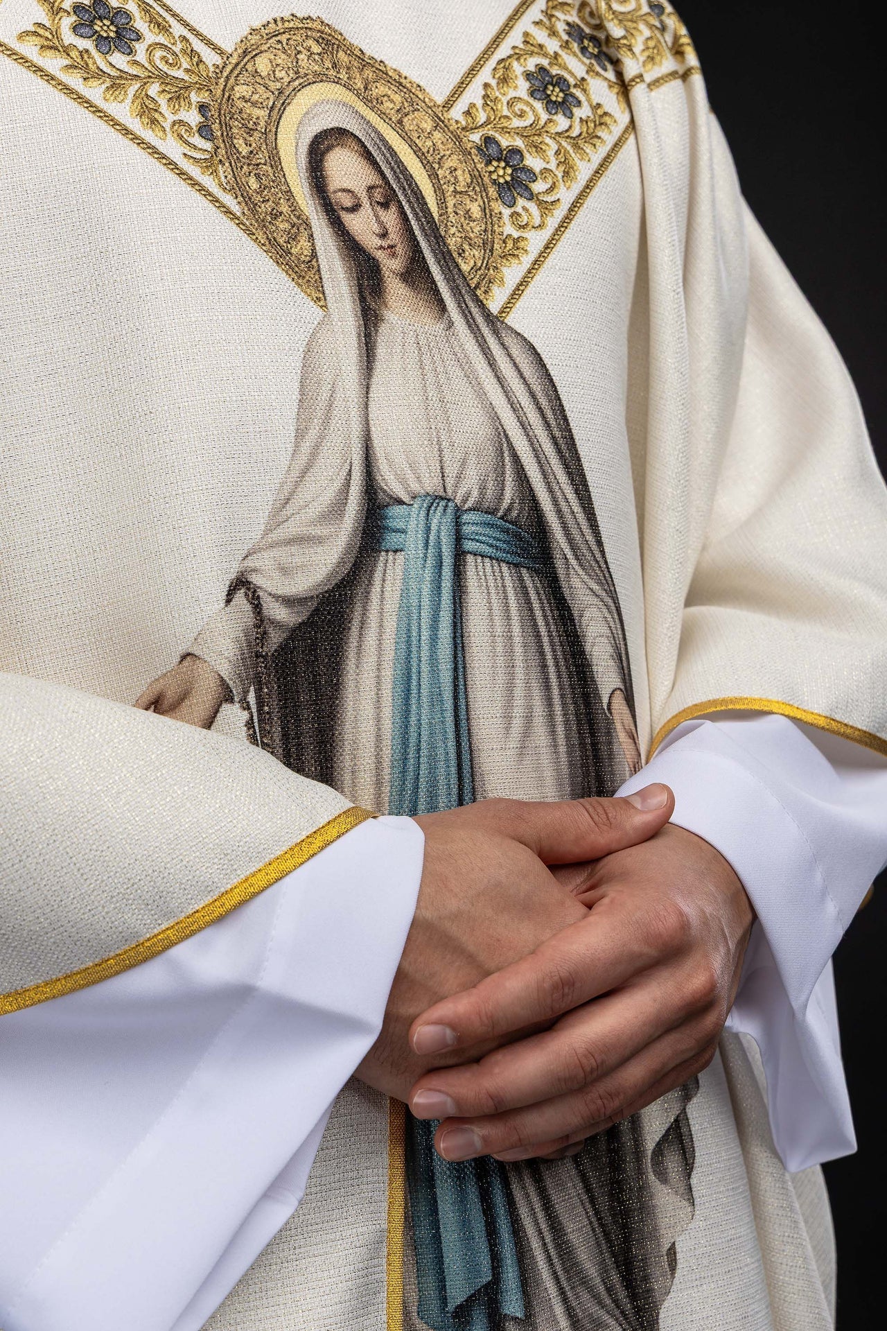 Chasuble imprimée avec l’image de Notre - Dame de Lourdes KOD/7003/05/40 - CHASUBLES.FR