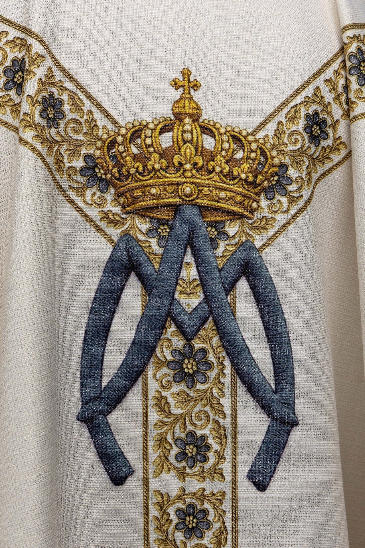 Chasuble imprimée avec l’image de Notre - Dame de Lourdes KOD/7003/05/40 - CHASUBLES.FR
