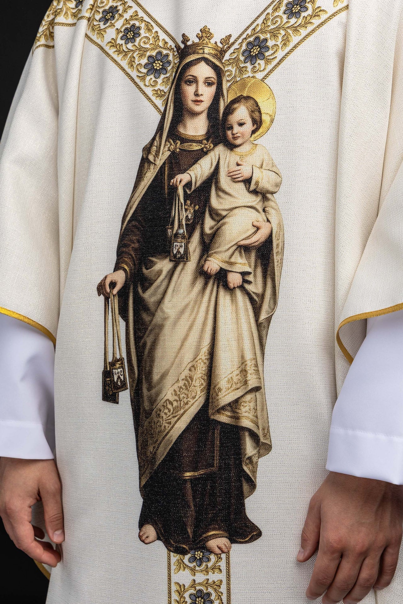 Chasuble imprimée avec l’image de Notre - Dame du Mont Carmel KOD/7004/05/40 - CHASUBLES.FR